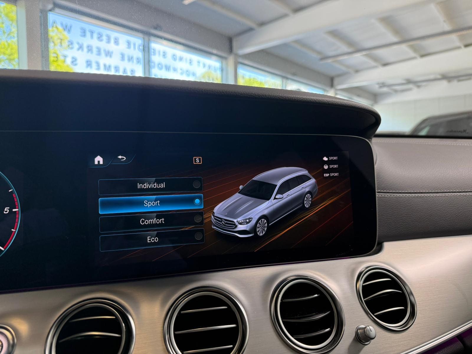 Fahrzeugabbildung Mercedes-Benz E220 d T AMG PANO+DIST+AHK+BURM+KEYLESS+360°+FAP