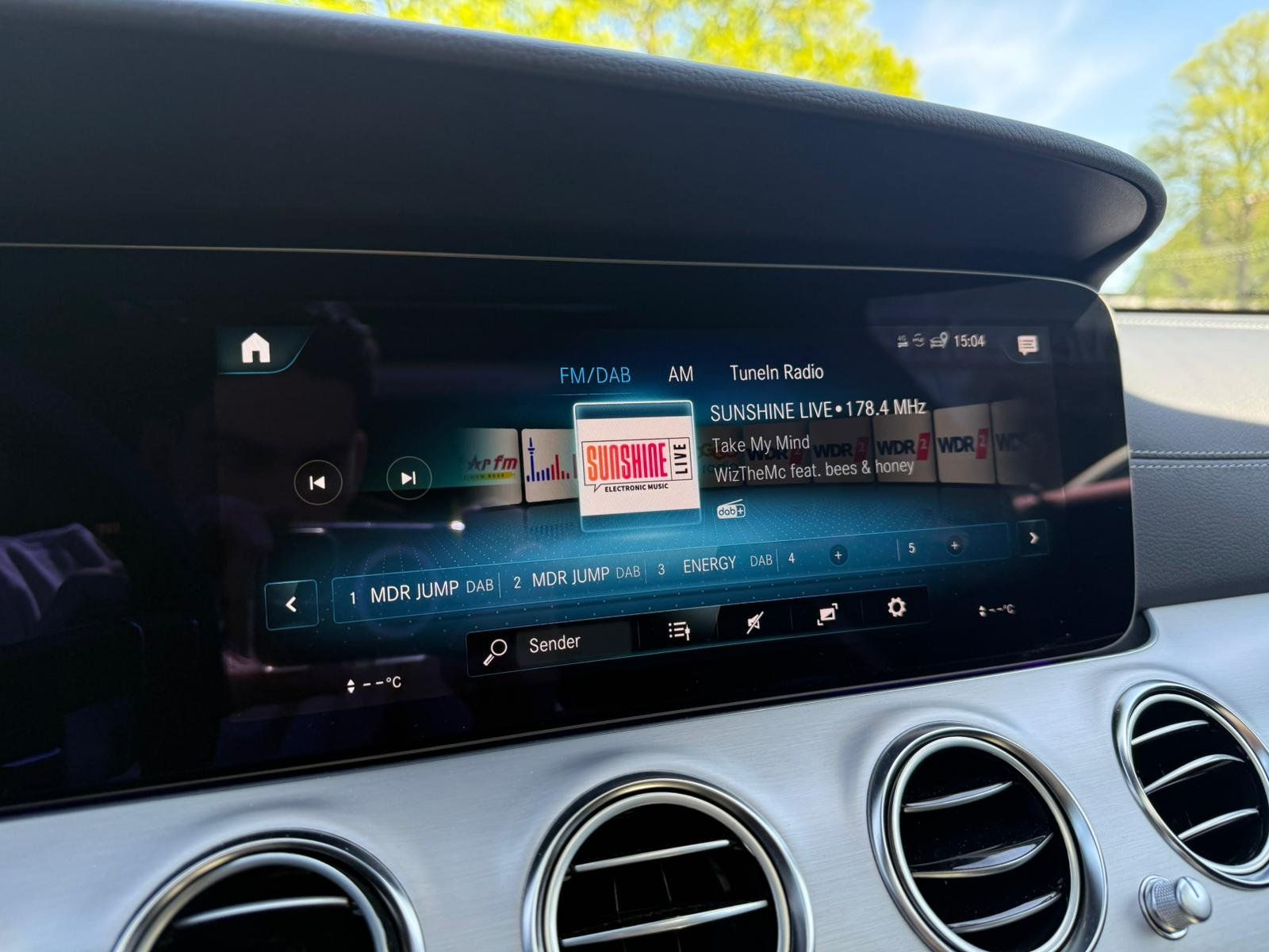 Fahrzeugabbildung Mercedes-Benz E220 d T AMG PANO+DIST+AHK+BURM+KEYLESS+360°+FAP