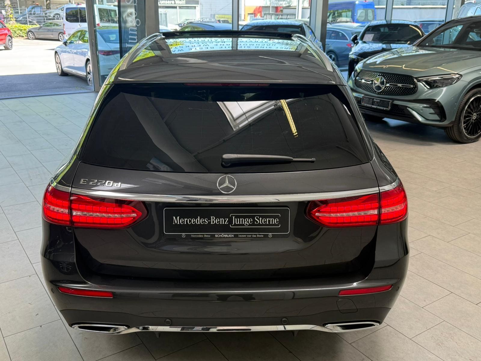 Fahrzeugabbildung Mercedes-Benz E220 d T AMG PANO+DIST+AHK+BURM+KEYLESS+360°+FAP