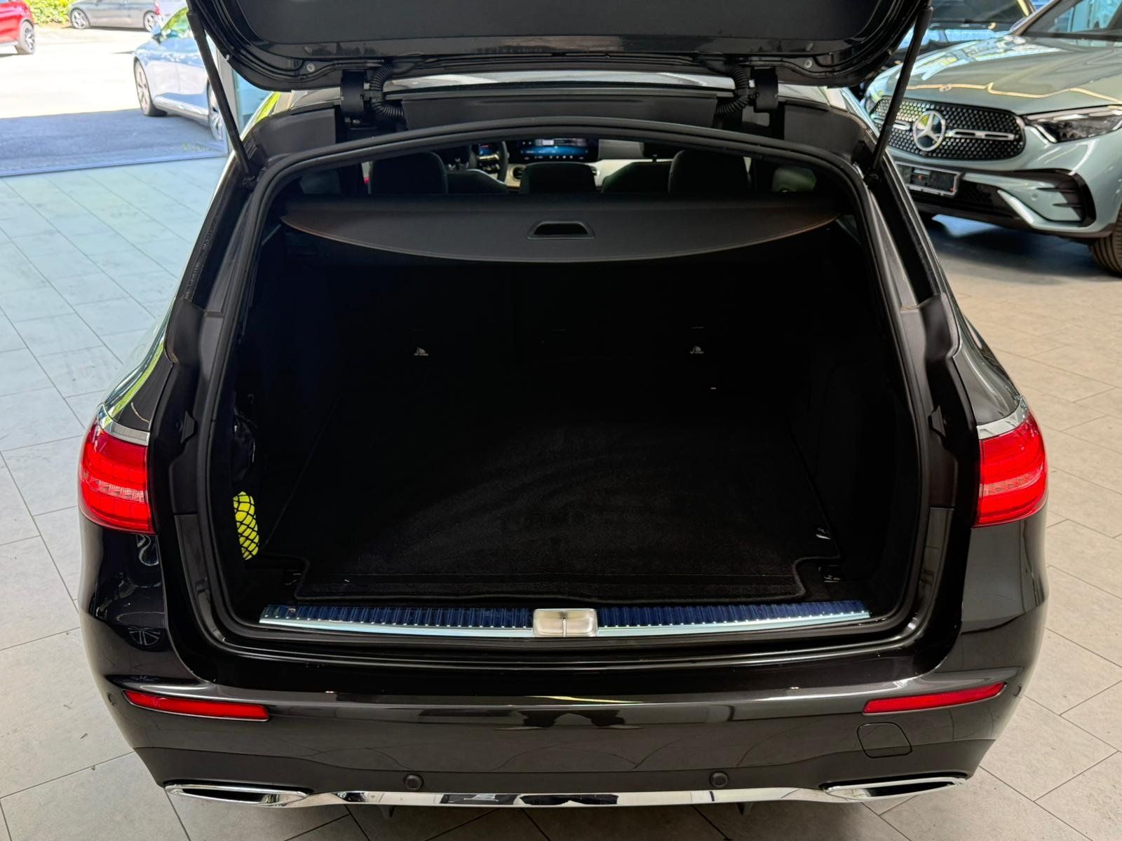 Fahrzeugabbildung Mercedes-Benz E220 d T AMG PANO+DIST+AHK+BURM+KEYLESS+360°+FAP