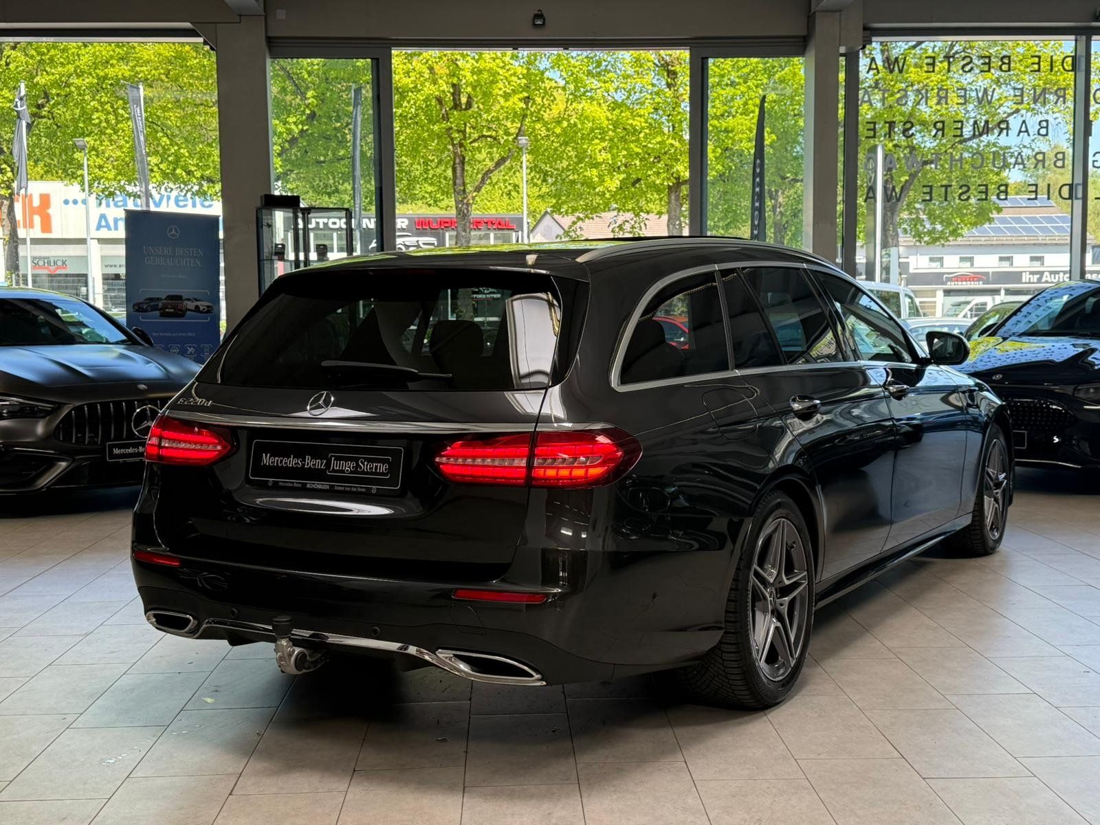 Fahrzeugabbildung Mercedes-Benz E220 d T AMG PANO+DIST+AHK+BURM+KEYLESS+360°+FAP