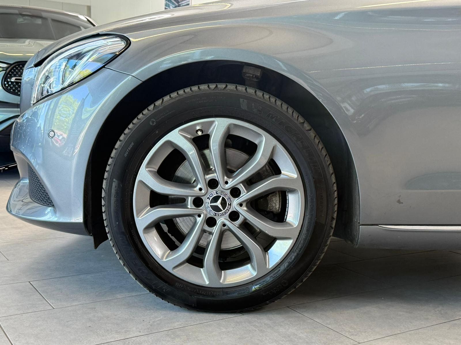 Fahrzeugabbildung Mercedes-Benz C220d T4M AVANTGARDE KAMERA+AHK+DISTR+EDW+COMAND