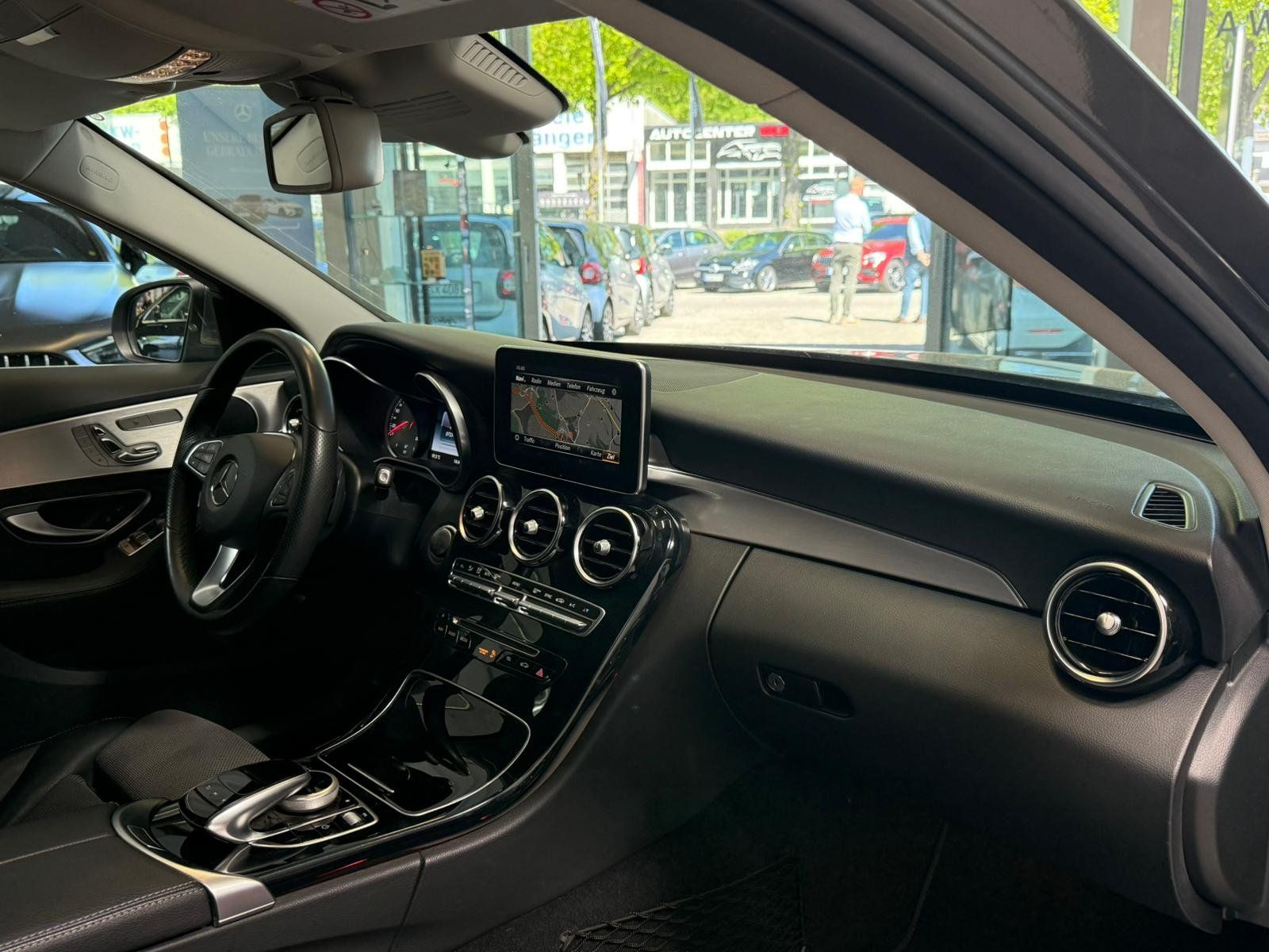 Fahrzeugabbildung Mercedes-Benz C220d T4M AVANTGARDE KAMERA+AHK+DISTR+EDW+COMAND