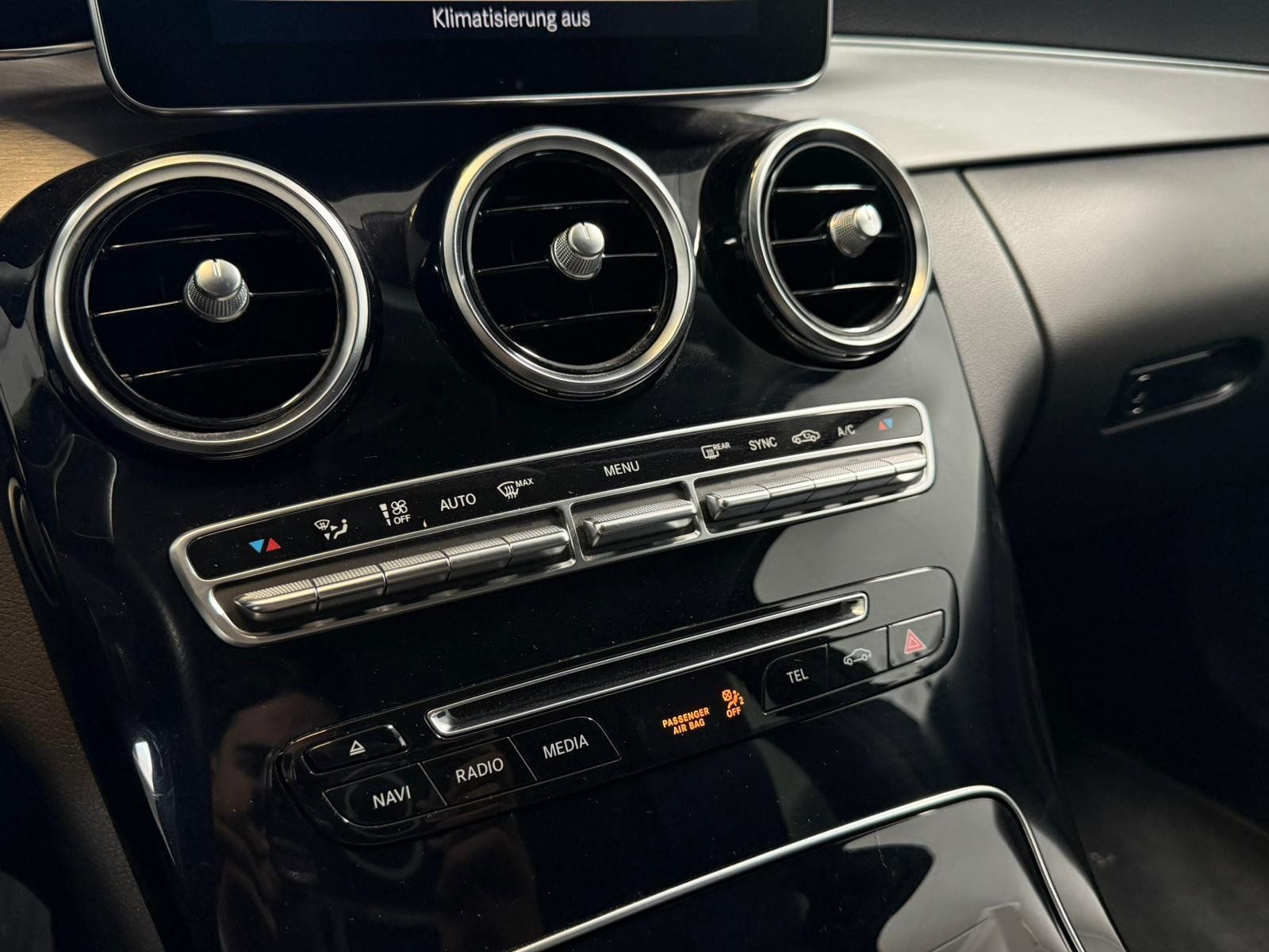 Fahrzeugabbildung Mercedes-Benz C220d T4M AVANTGARDE KAMERA+AHK+DISTR+EDW+COMAND