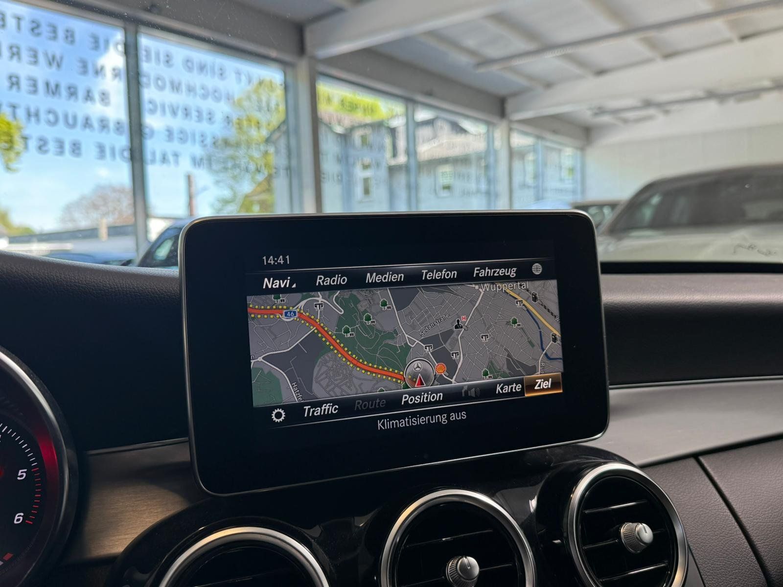 Fahrzeugabbildung Mercedes-Benz C220d T4M AVANTGARDE KAMERA+AHK+DISTR+EDW+COMAND