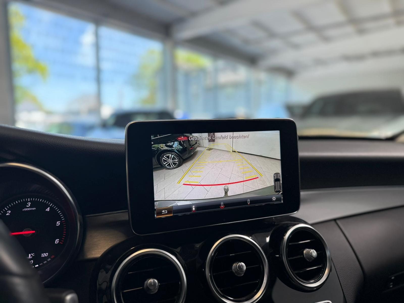 Fahrzeugabbildung Mercedes-Benz C220d T4M AVANTGARDE KAMERA+AHK+DISTR+EDW+COMAND