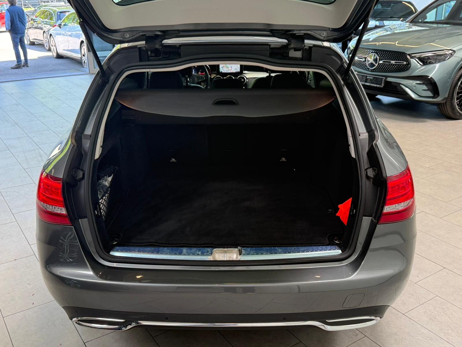 Fahrzeugabbildung Mercedes-Benz C220d T4M AVANTGARDE KAMERA+AHK+DISTR+EDW+COMAND