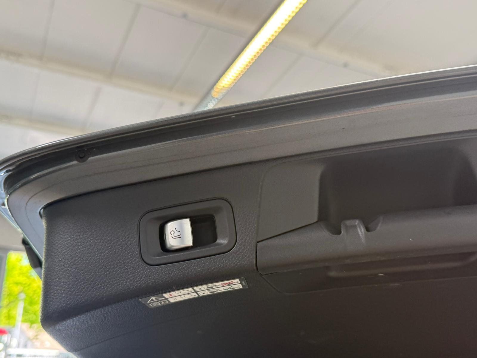 Fahrzeugabbildung Mercedes-Benz C220d T4M AVANTGARDE KAMERA+AHK+DISTR+EDW+COMAND