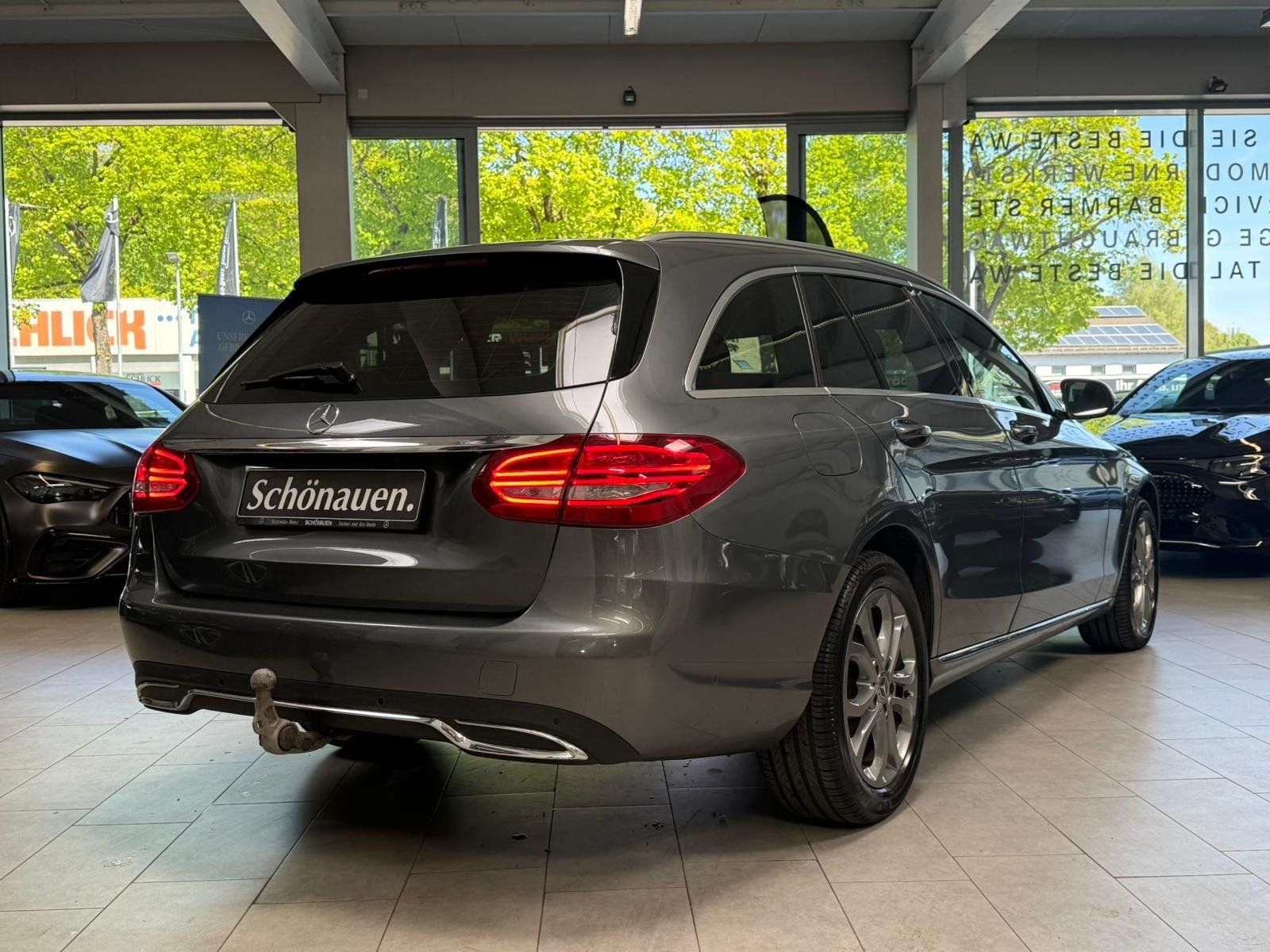 Fahrzeugabbildung Mercedes-Benz C220d T4M AVANTGARDE KAMERA+AHK+DISTR+EDW+COMAND