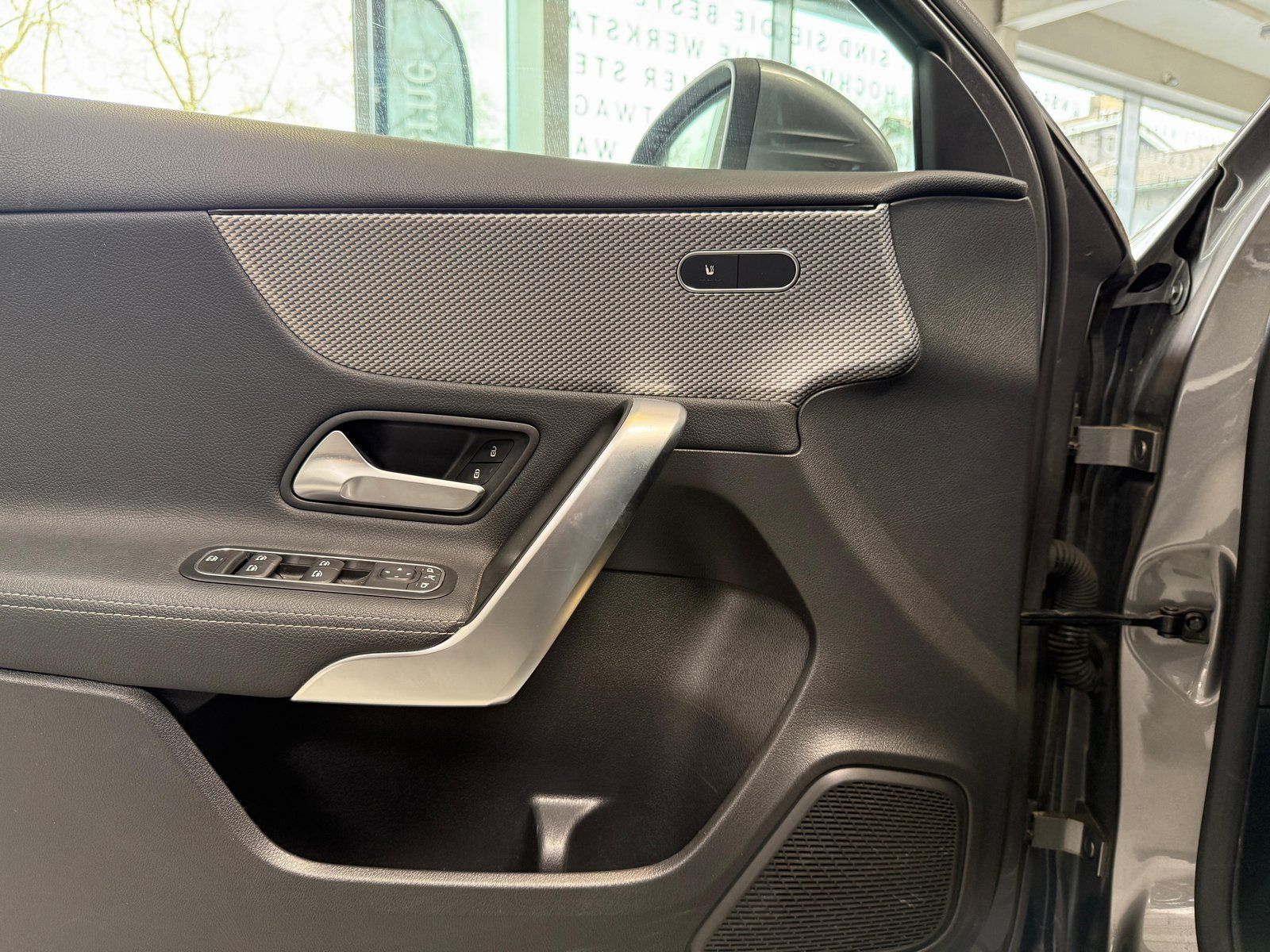 Fahrzeugabbildung Mercedes-Benz A 180 PROGRESSIVE LED+MBUX HIGH END+CARPLAY