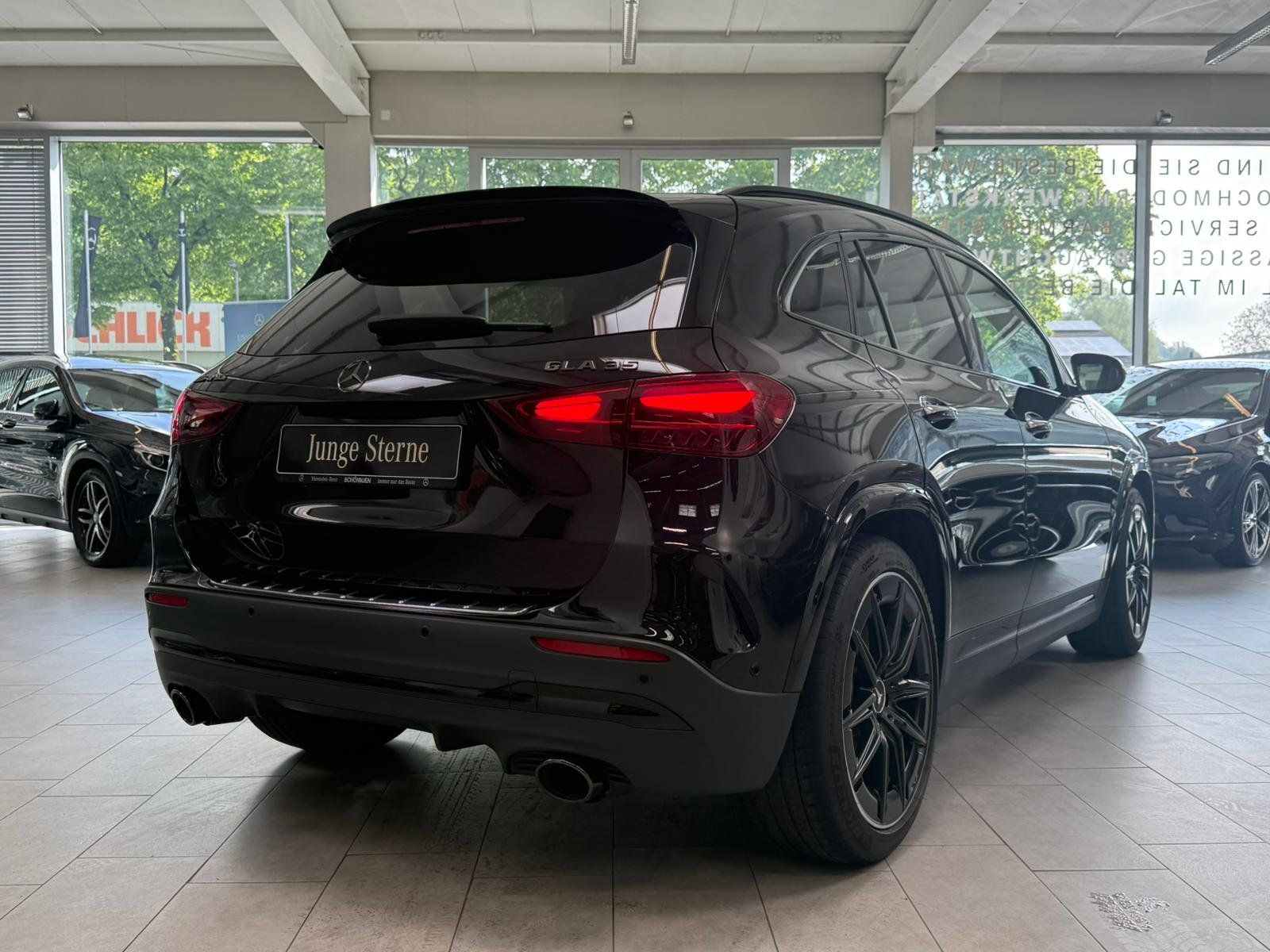 Fahrzeugabbildung Mercedes-Benz GLA 35 4M PANO+AHK+NIGHT2+EDW+KEYLESS+MBEAM+BURM
