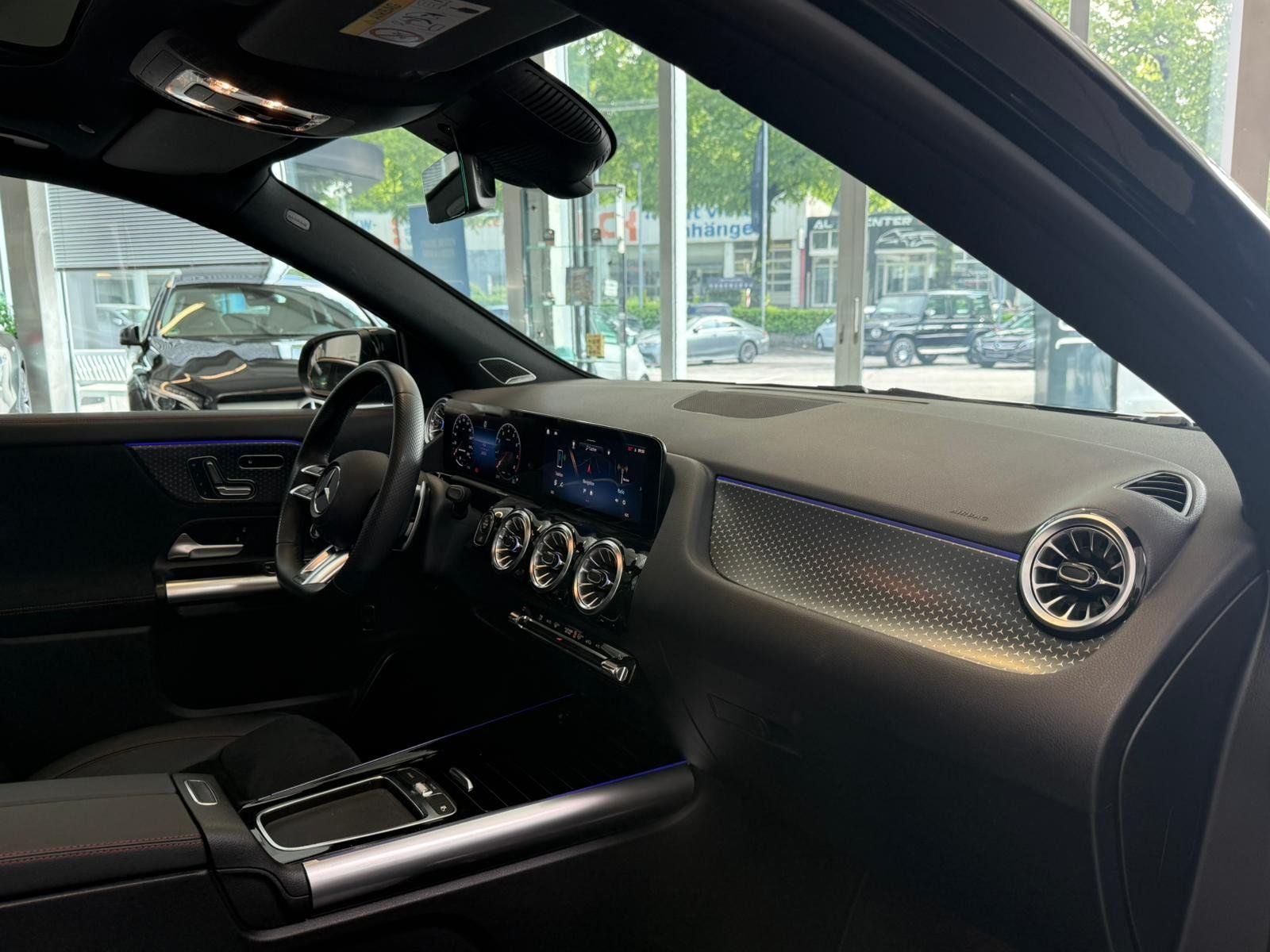 Fahrzeugabbildung Mercedes-Benz GLA 35 4M PANO+AHK+NIGHT2+EDW+KEYLESS+MBEAM+BURM