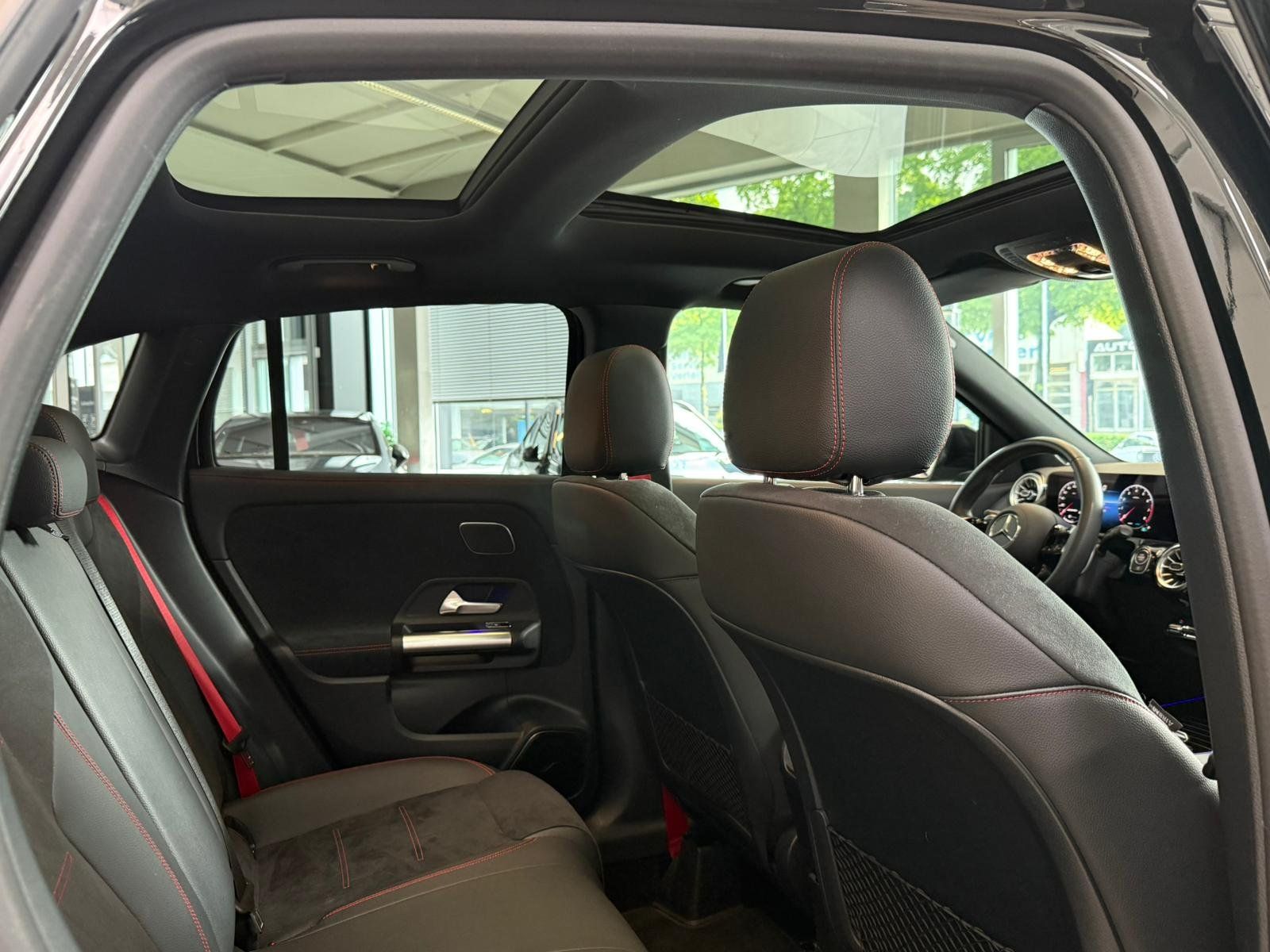Fahrzeugabbildung Mercedes-Benz GLA 35 4M PANO+AHK+NIGHT2+EDW+KEYLESS+MBEAM+BURM