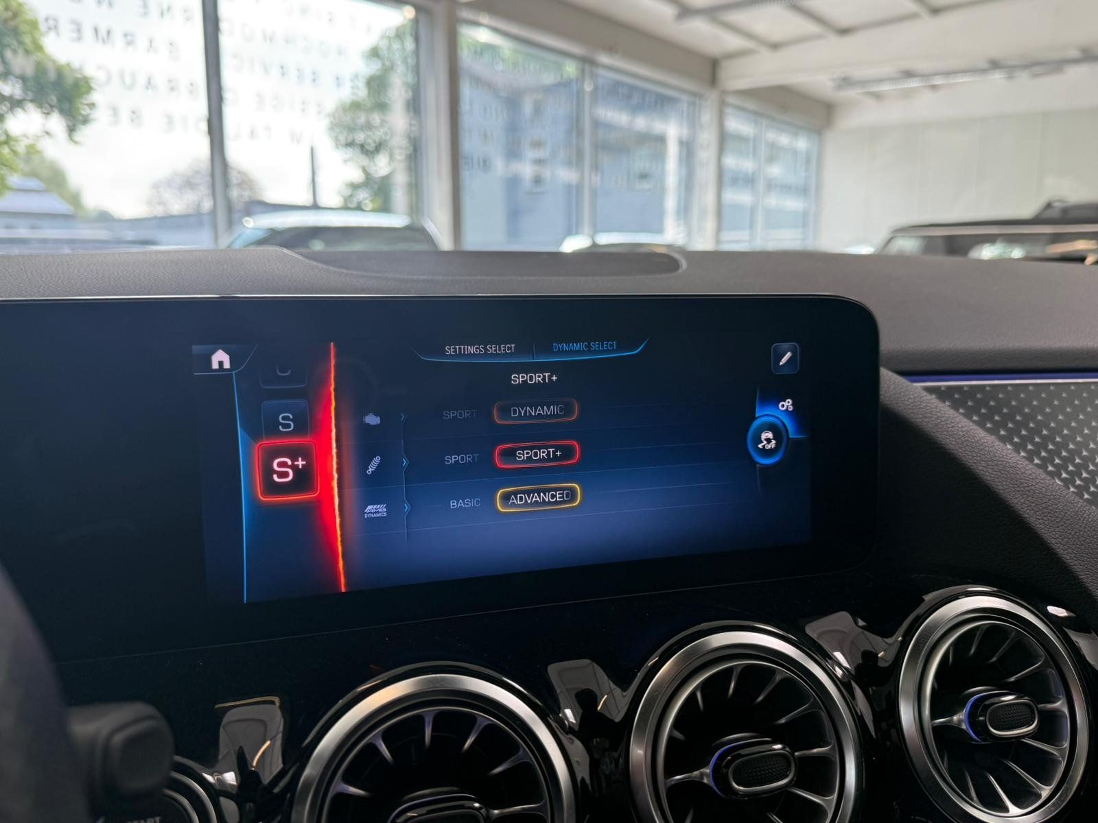 Fahrzeugabbildung Mercedes-Benz GLA 35 4M PANO+AHK+NIGHT2+EDW+KEYLESS+MBEAM+BURM
