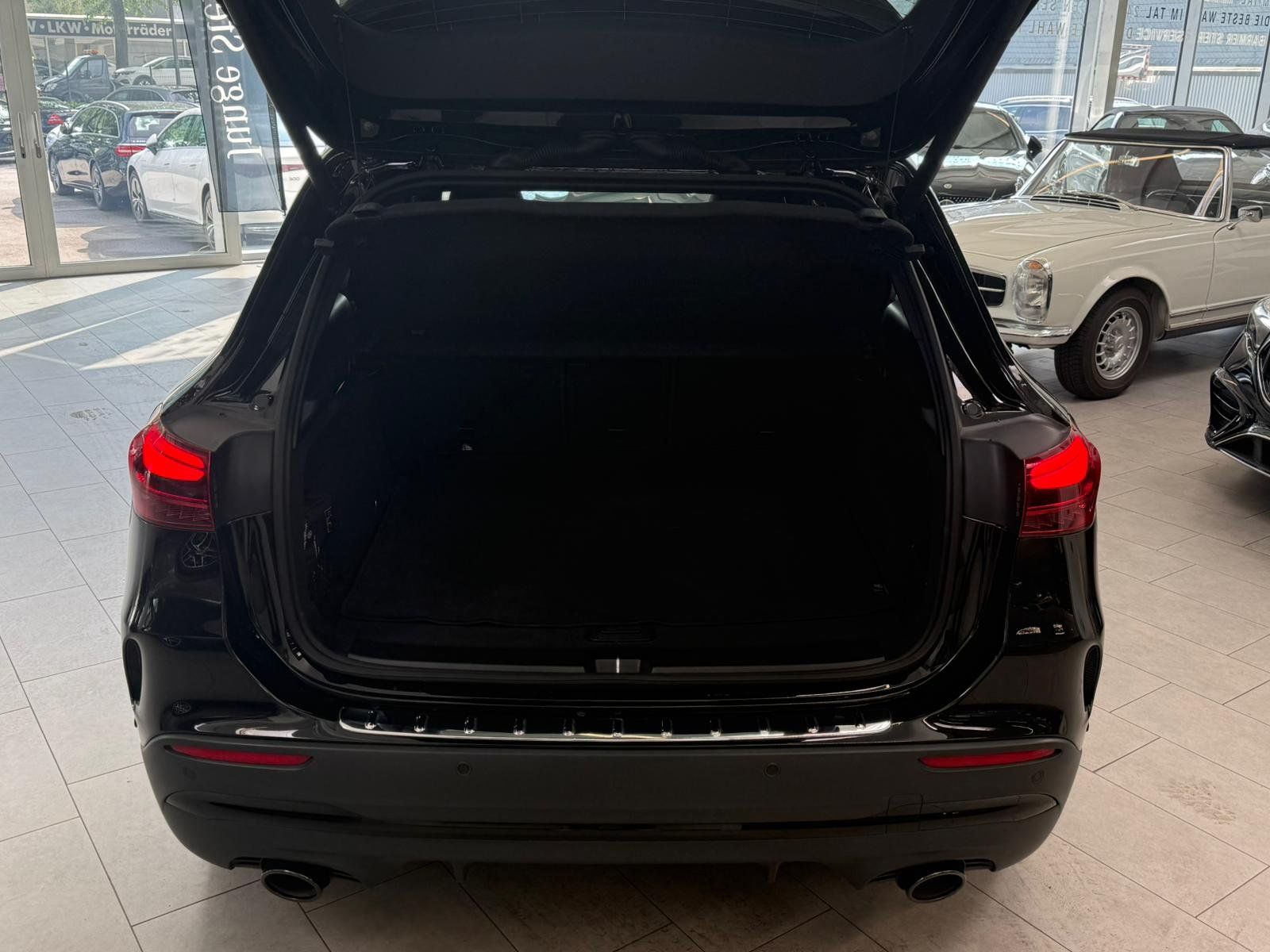 Fahrzeugabbildung Mercedes-Benz GLA 35 4M PANO+AHK+NIGHT2+EDW+KEYLESS+MBEAM+BURM