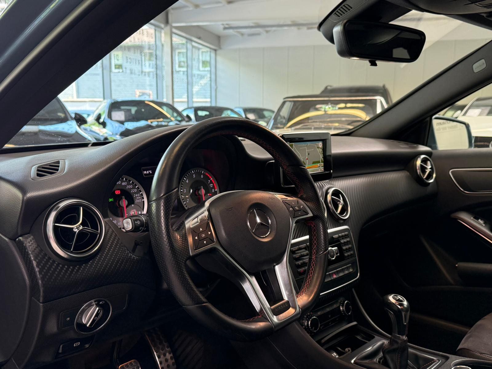 Fahrzeugabbildung Mercedes-Benz A 180 AMG KLIMA+NAVI+SITZHZ+XENON+18"+SPORTFAHRW