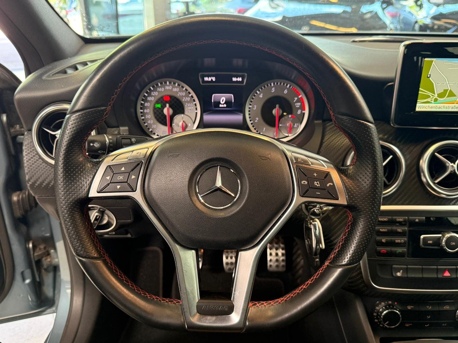 Fahrzeugabbildung Mercedes-Benz A 180 AMG KLIMA+NAVI+SITZHZ+XENON+18"+SPORTFAHRW