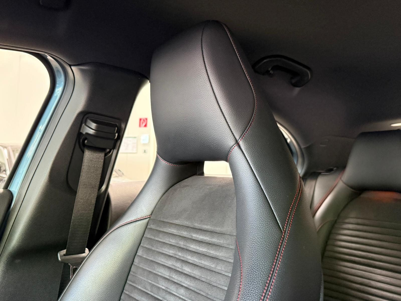 Fahrzeugabbildung Mercedes-Benz A 180 AMG KLIMA+NAVI+SITZHZ+XENON+18"+SPORTFAHRW