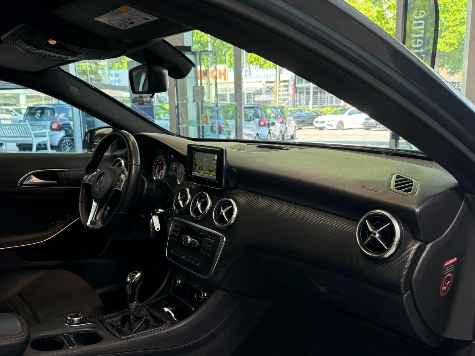 Fahrzeugabbildung Mercedes-Benz A 180 AMG KLIMA+NAVI+SITZHZ+XENON+18"+SPORTFAHRW