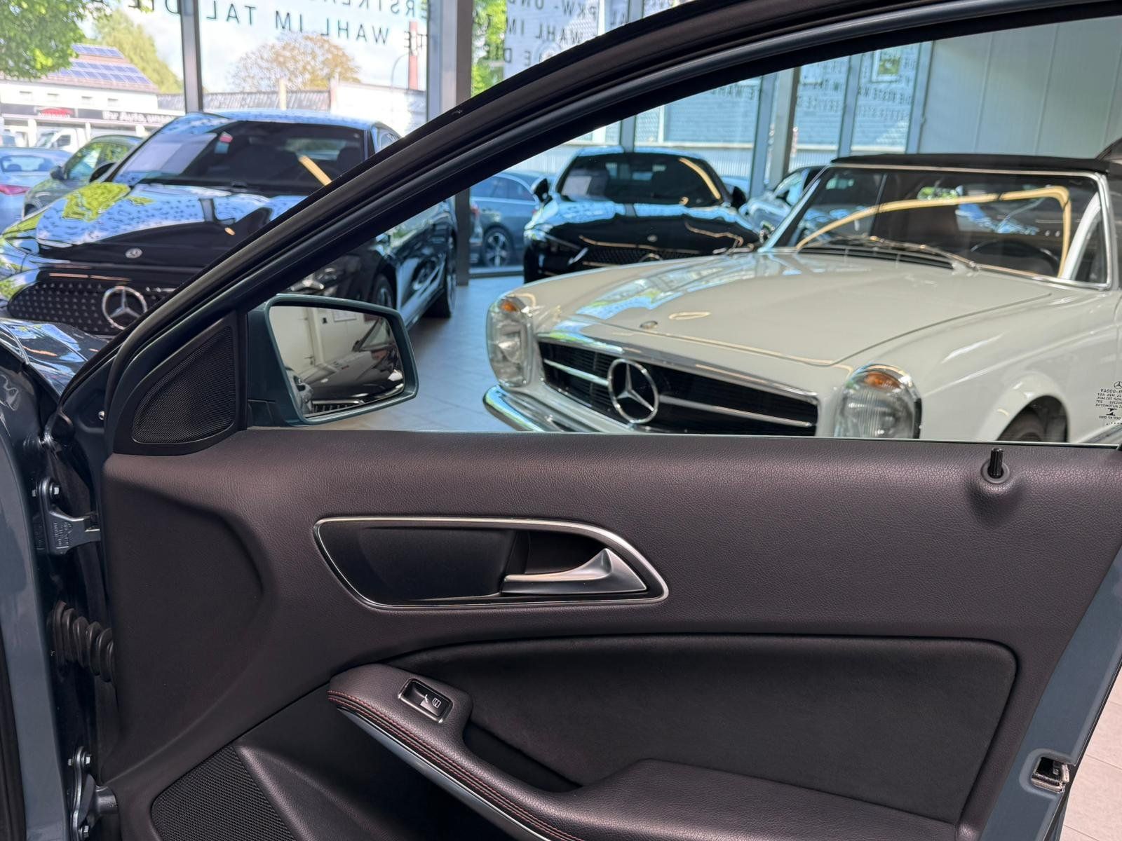 Fahrzeugabbildung Mercedes-Benz A 180 AMG KLIMA+NAVI+SITZHZ+XENON+18"+SPORTFAHRW
