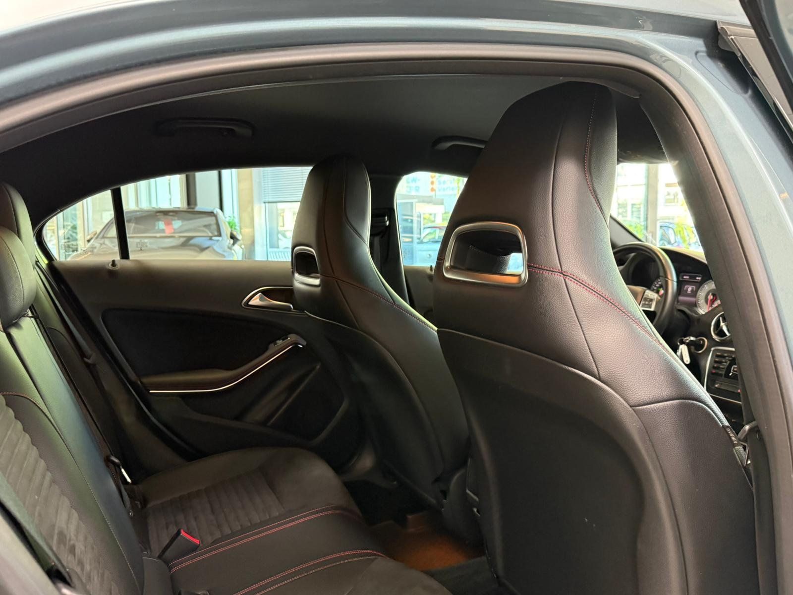 Fahrzeugabbildung Mercedes-Benz A 180 AMG KLIMA+NAVI+SITZHZ+XENON+18"+SPORTFAHRW