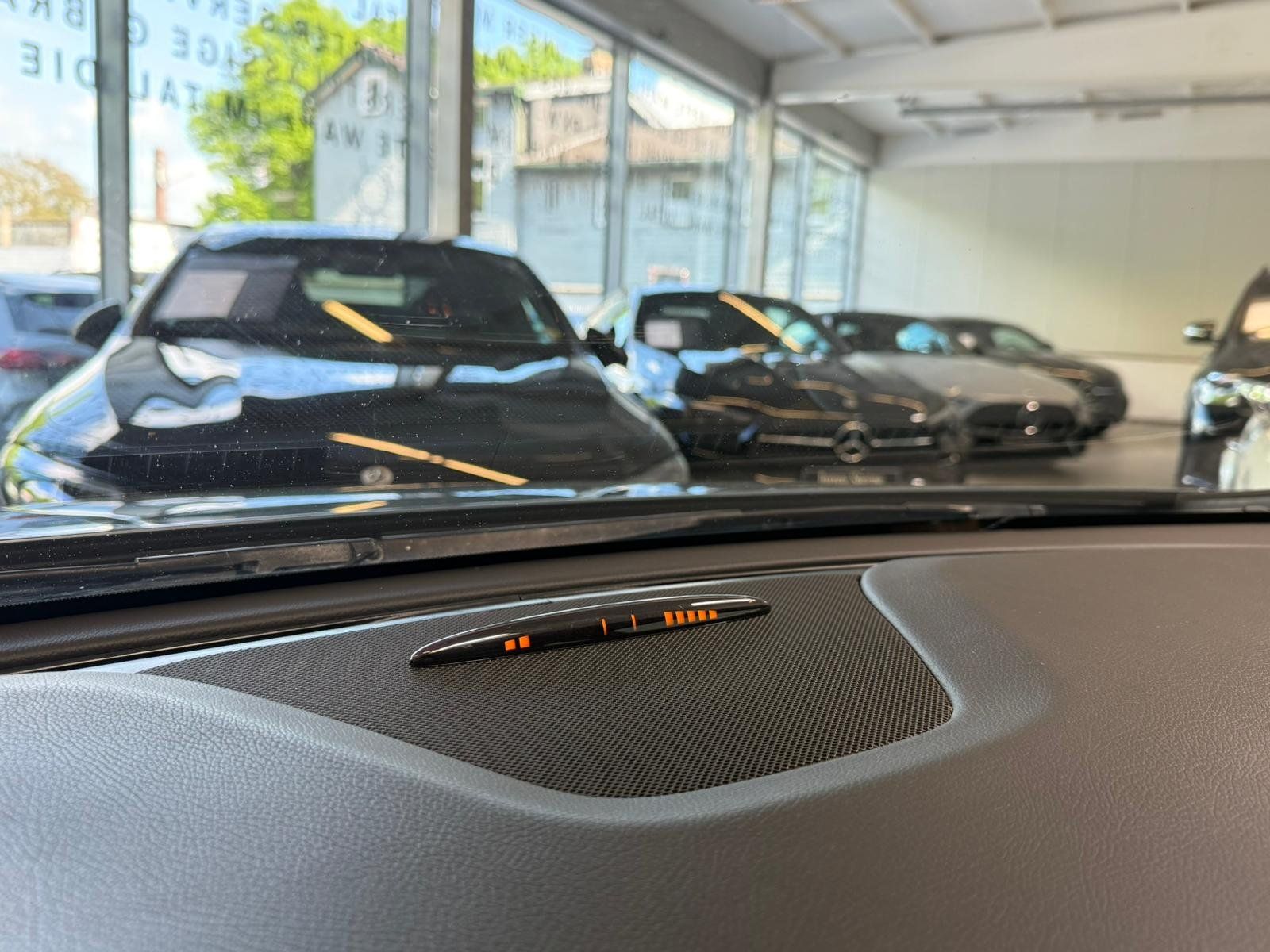 Fahrzeugabbildung Mercedes-Benz A 180 AMG KLIMA+NAVI+SITZHZ+XENON+18"+SPORTFAHRW