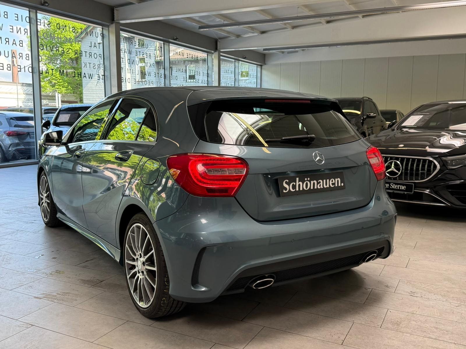 Fahrzeugabbildung Mercedes-Benz A 180 AMG KLIMA+NAVI+SITZHZ+XENON+18"+SPORTFAHRW