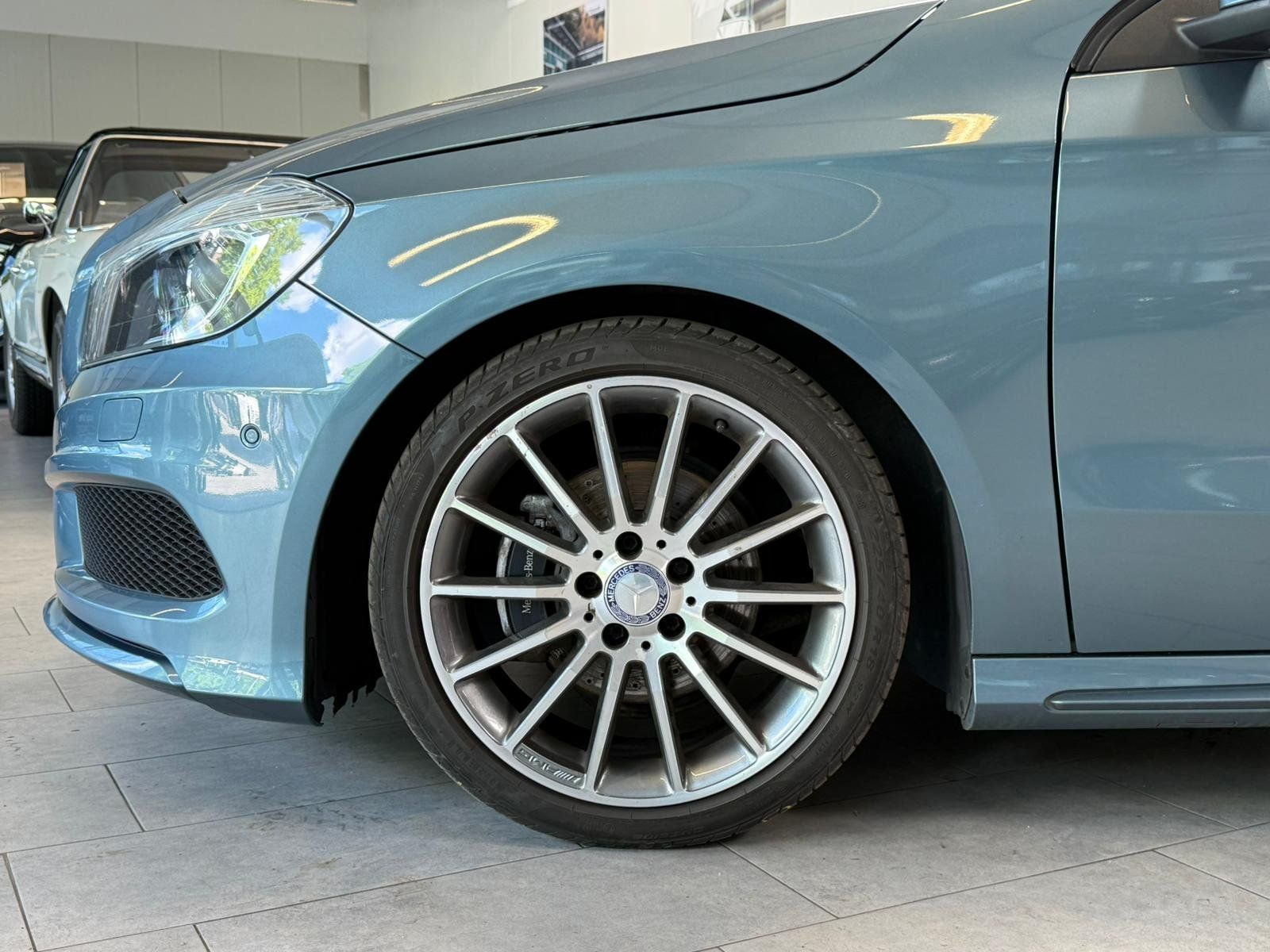 Fahrzeugabbildung Mercedes-Benz A 180 AMG KLIMA+NAVI+SITZHZ+XENON+18"+SPORTFAHRW