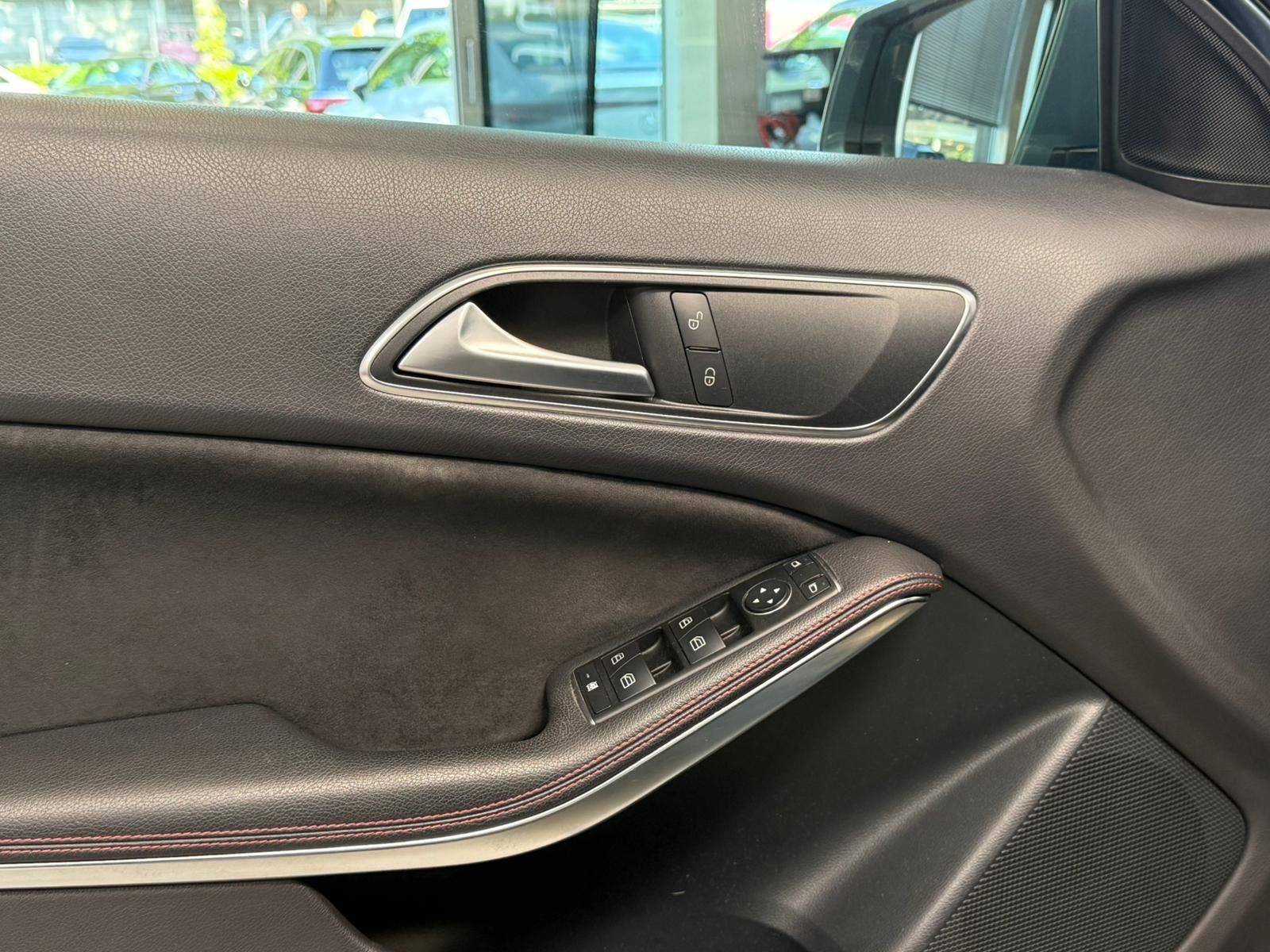 Fahrzeugabbildung Mercedes-Benz A 180 AMG KLIMA+NAVI+SITZHZ+XENON+18"+SPORTFAHRW