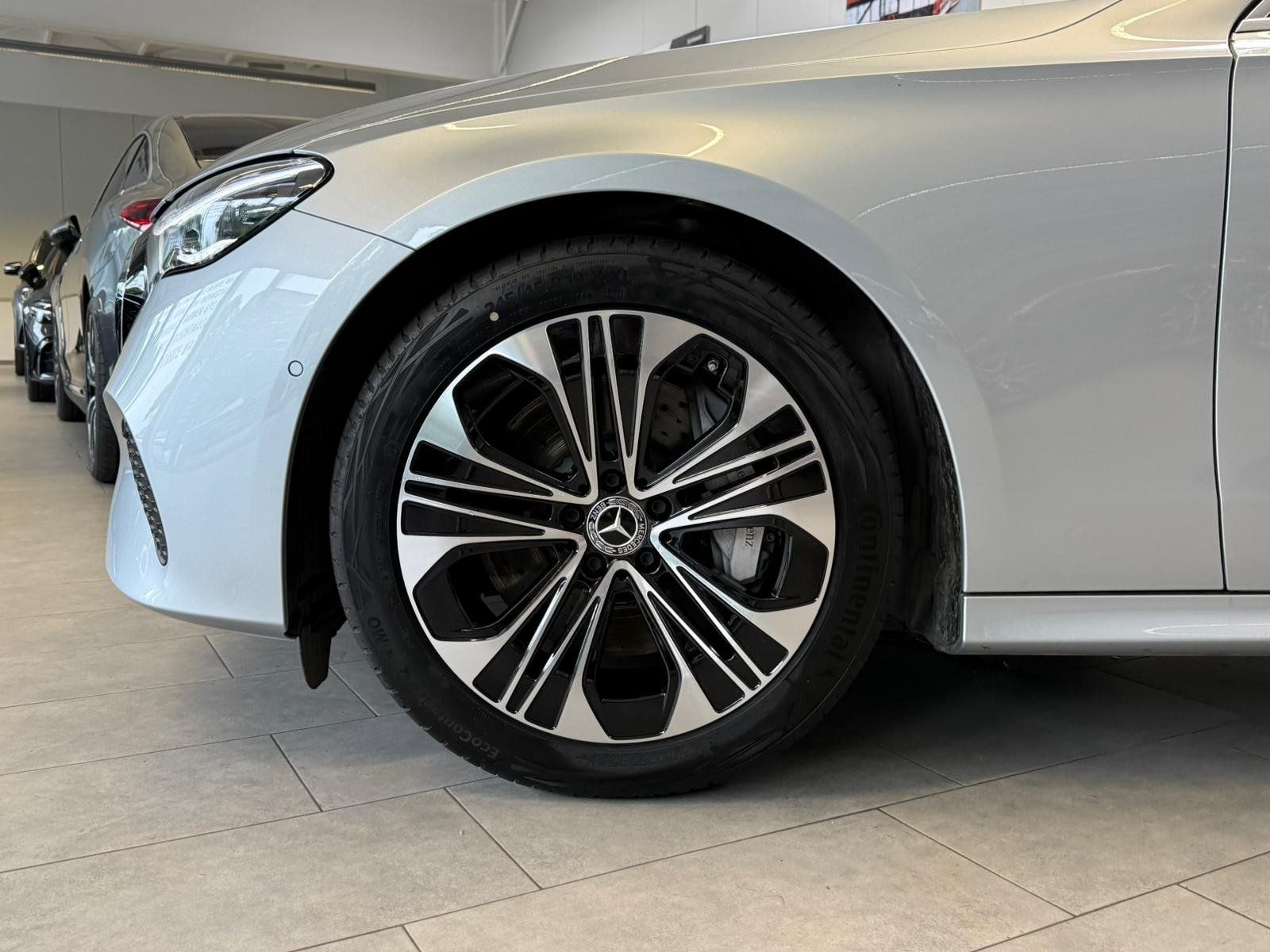 Fahrzeugabbildung Mercedes-Benz E 300 e T AVANTGARDE+DLIGHT+AHK+TOTW+MEMORY+360°