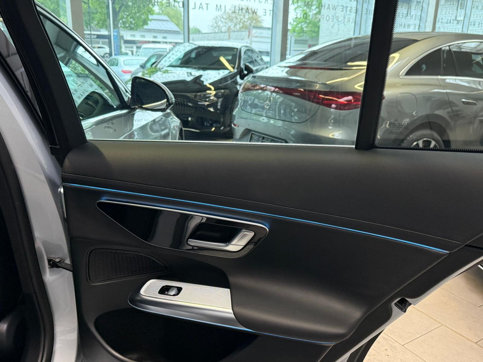 Fahrzeugabbildung Mercedes-Benz E 300 e T AVANTGARDE+DLIGHT+AHK+TOTW+MEMORY+360°