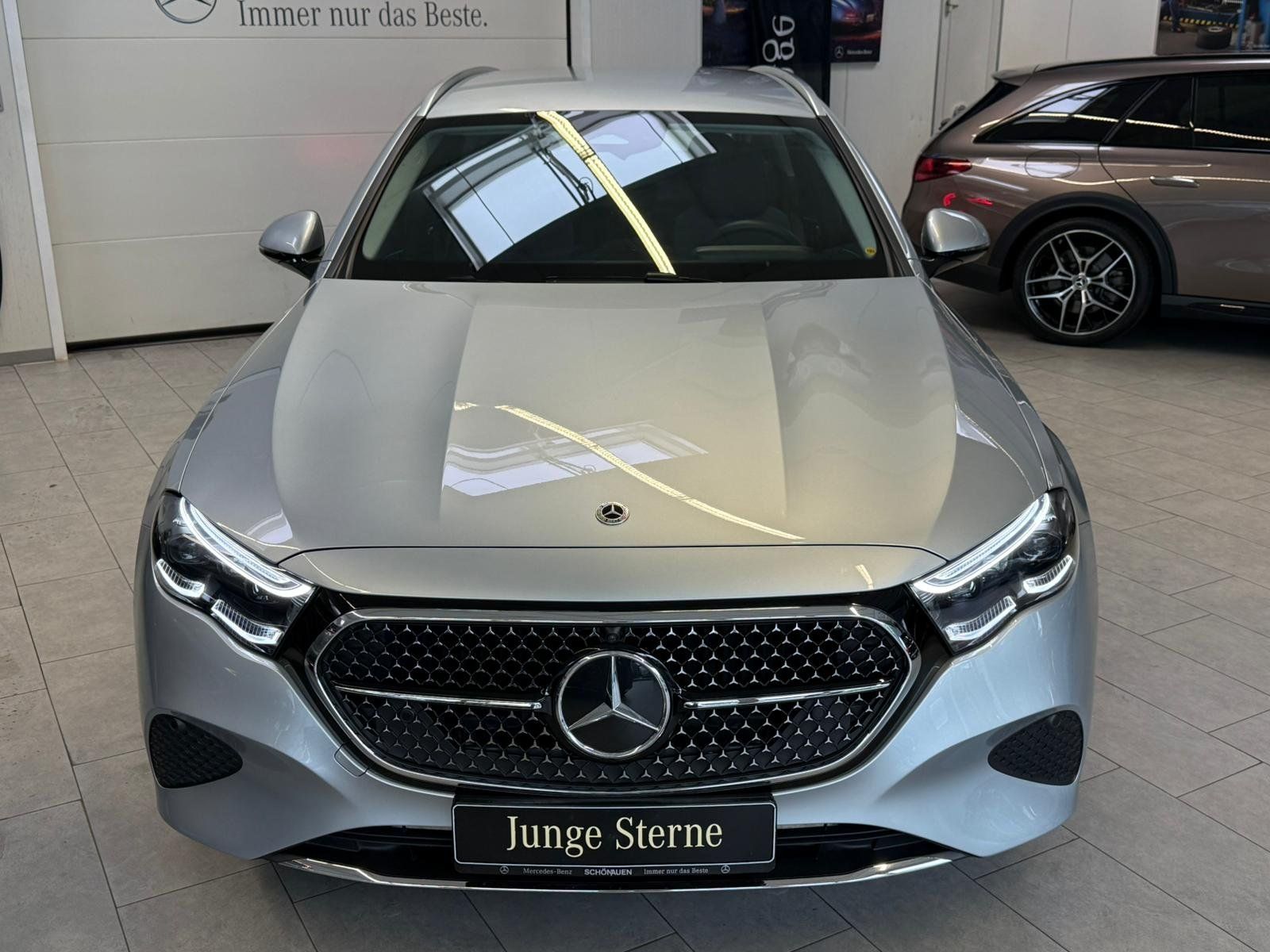 Fahrzeugabbildung Mercedes-Benz E 300 e T AVANTGARDE+DLIGHT+AHK+TOTW+MEMORY+360°