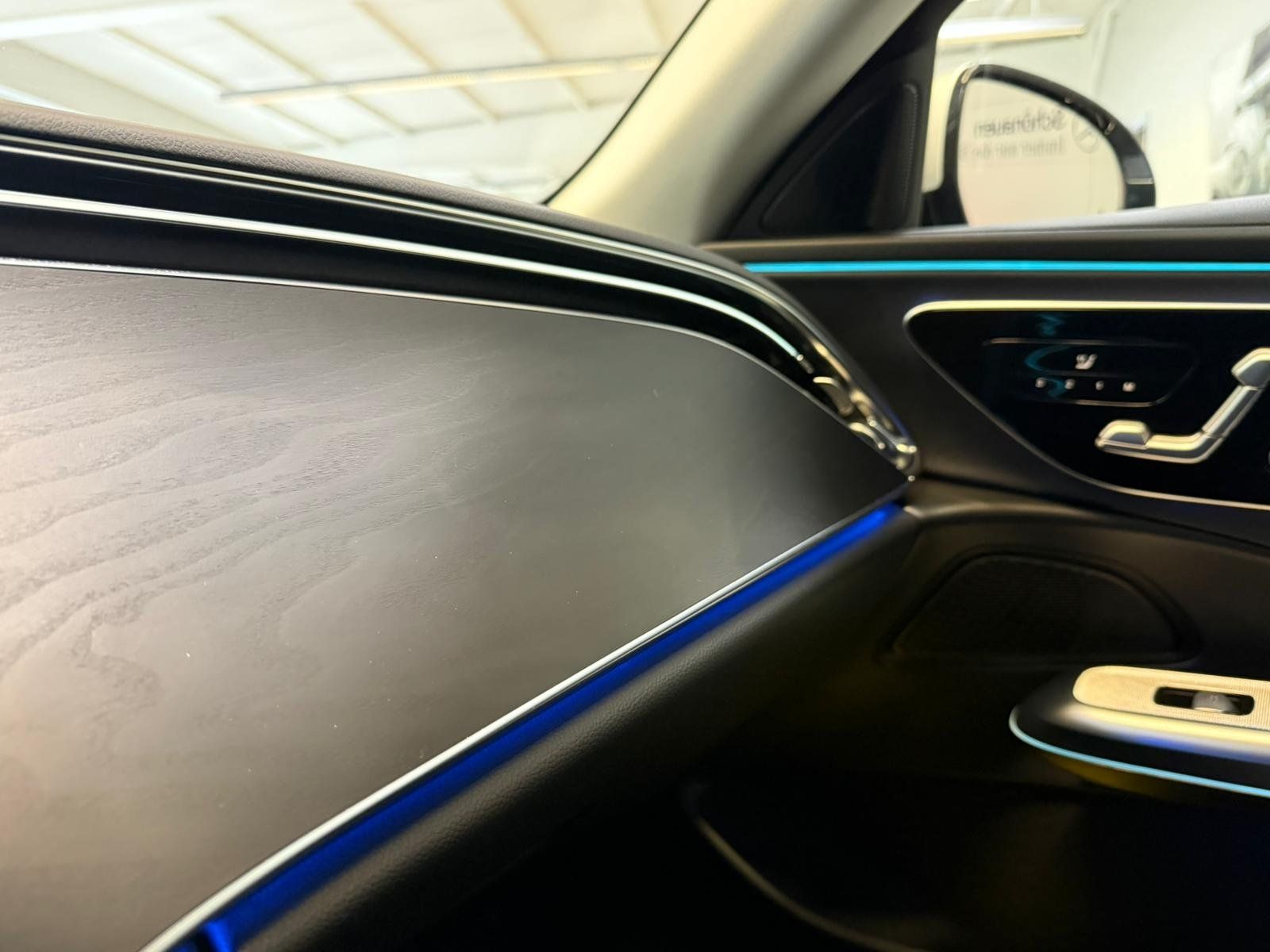 Fahrzeugabbildung Mercedes-Benz E 300 e T AVANTGARDE+DLIGHT+AHK+TOTW+MEMORY+360°