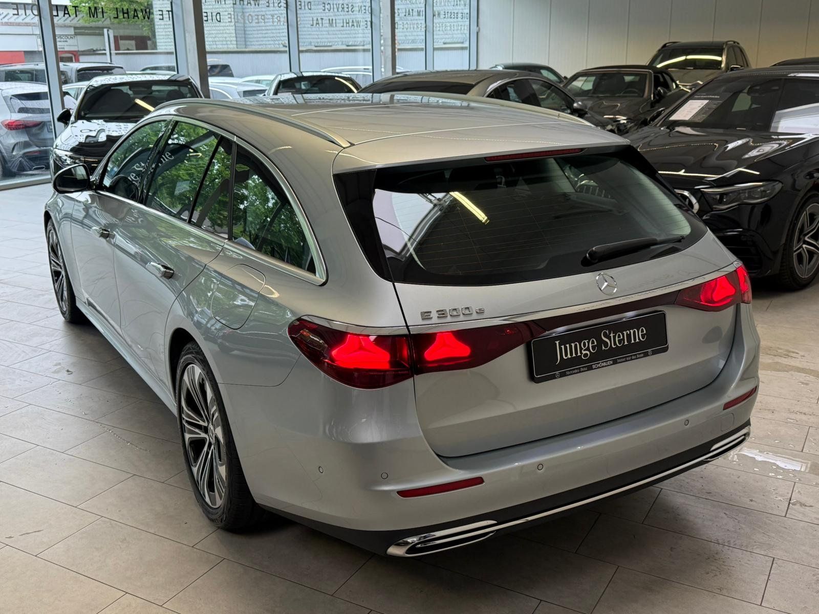 Fahrzeugabbildung Mercedes-Benz E 300 e T AVANTGARDE+DLIGHT+AHK+TOTW+MEMORY+360°