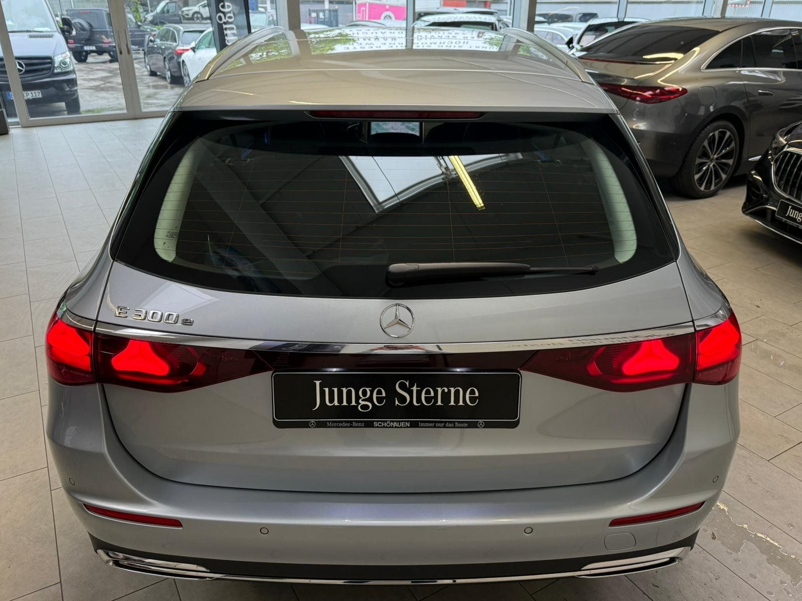 Fahrzeugabbildung Mercedes-Benz E 300 e T AVANTGARDE+DLIGHT+AHK+TOTW+MEMORY+360°