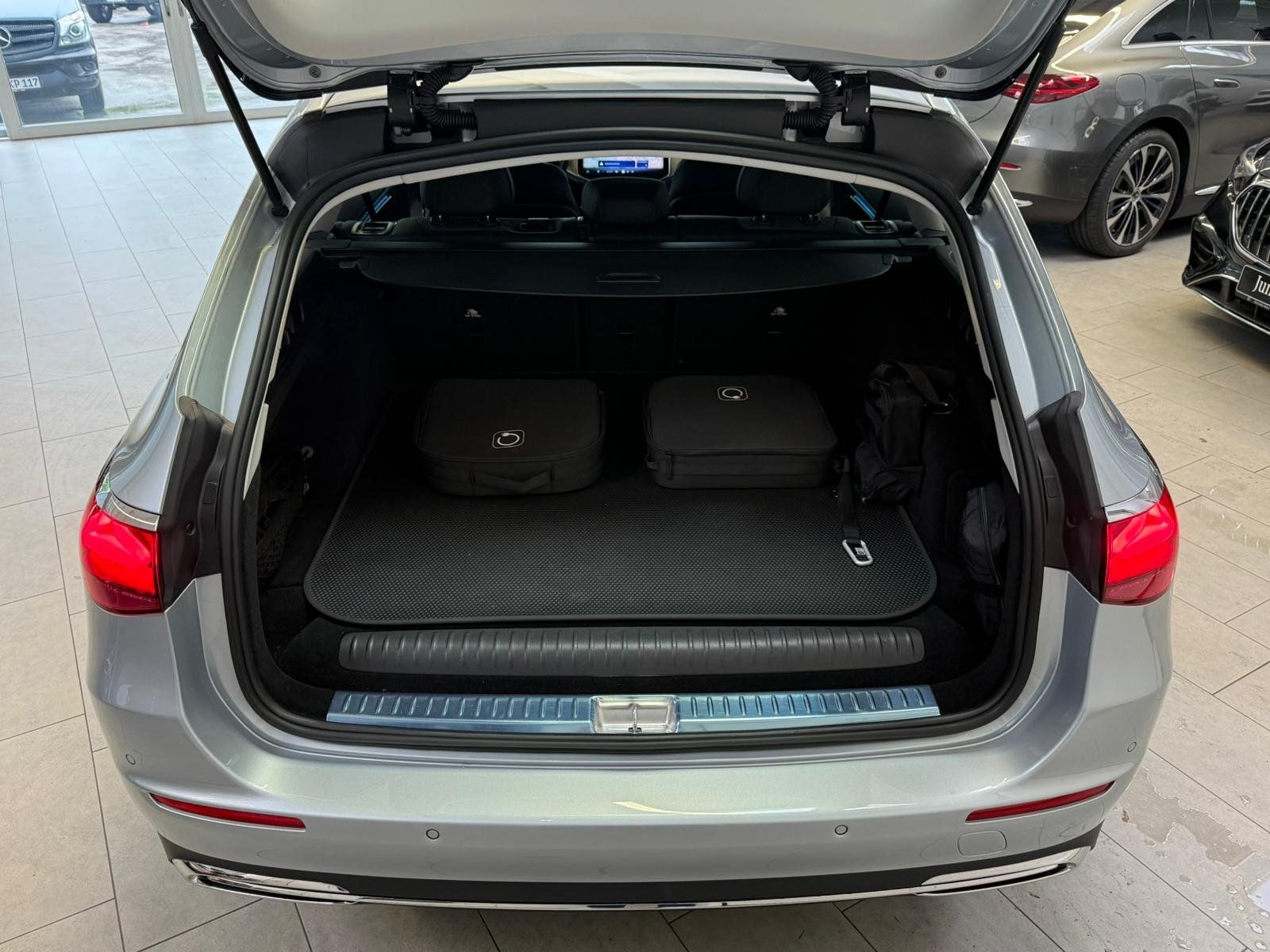 Fahrzeugabbildung Mercedes-Benz E 300 e T AVANTGARDE+DLIGHT+AHK+TOTW+MEMORY+360°