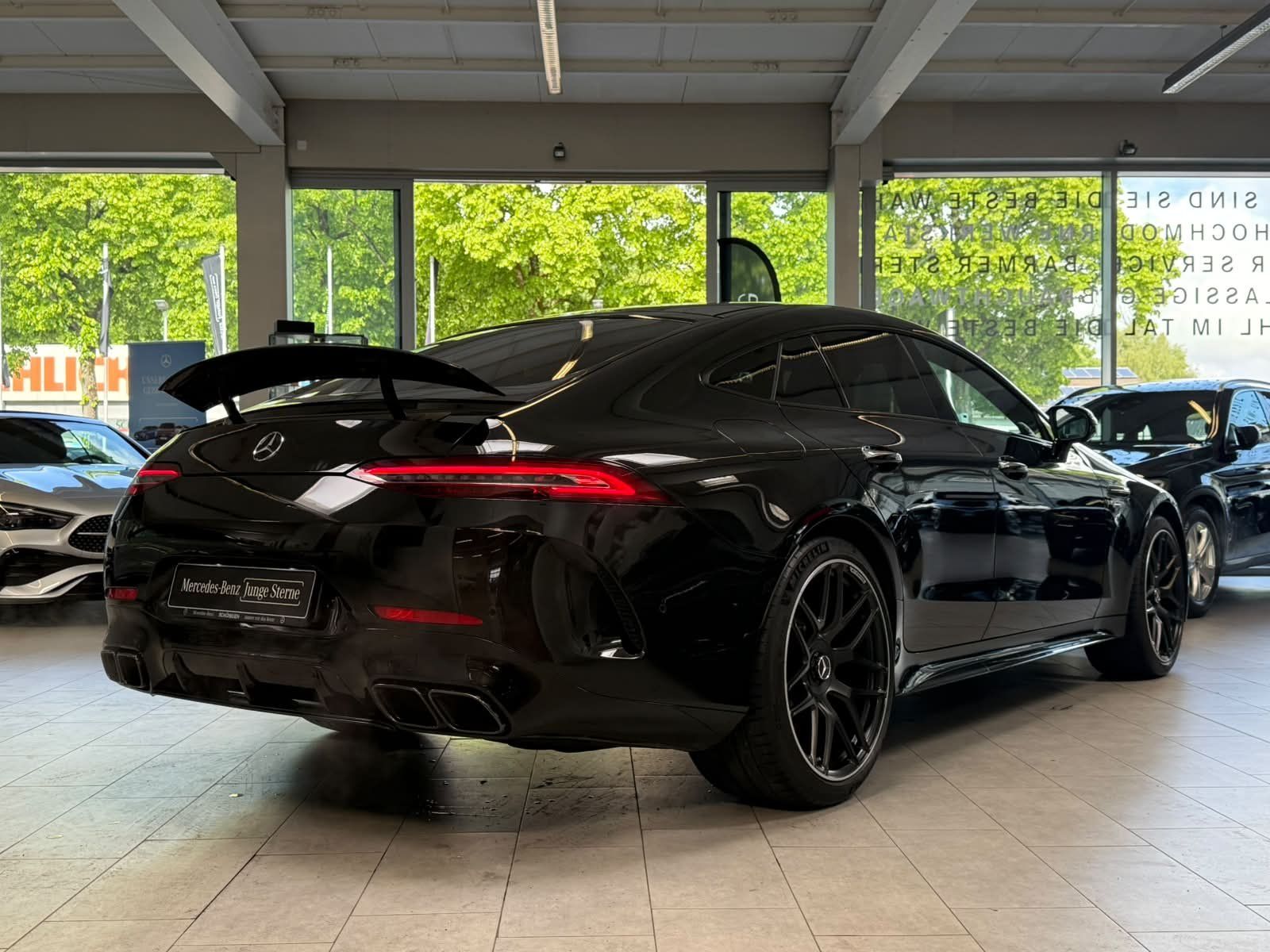 Fahrzeugabbildung Mercedes-Benz GT 63 S 4M+ KERAMIK+CARBON+21"+HUD+SOFTCLOS+BURM