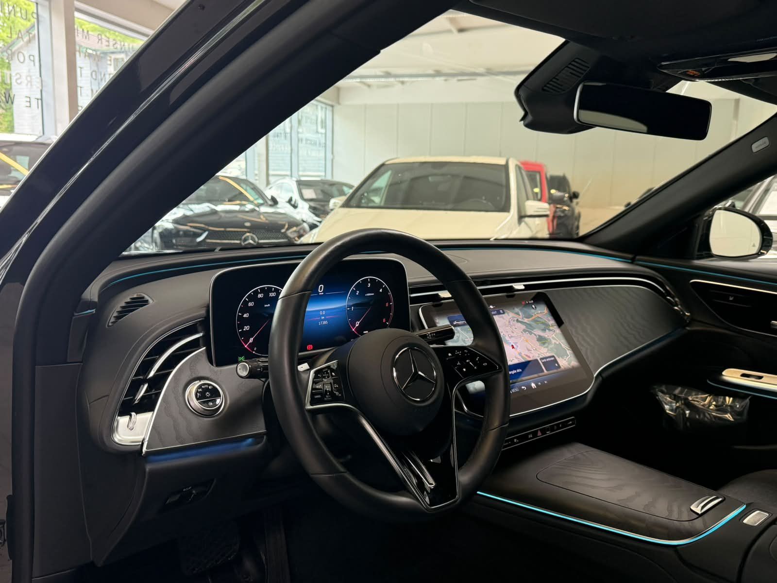Fahrzeugabbildung Mercedes-Benz E220 d AVANTGARDE+DISTR+LED+KEYLESS+TOTW+CARPLAY