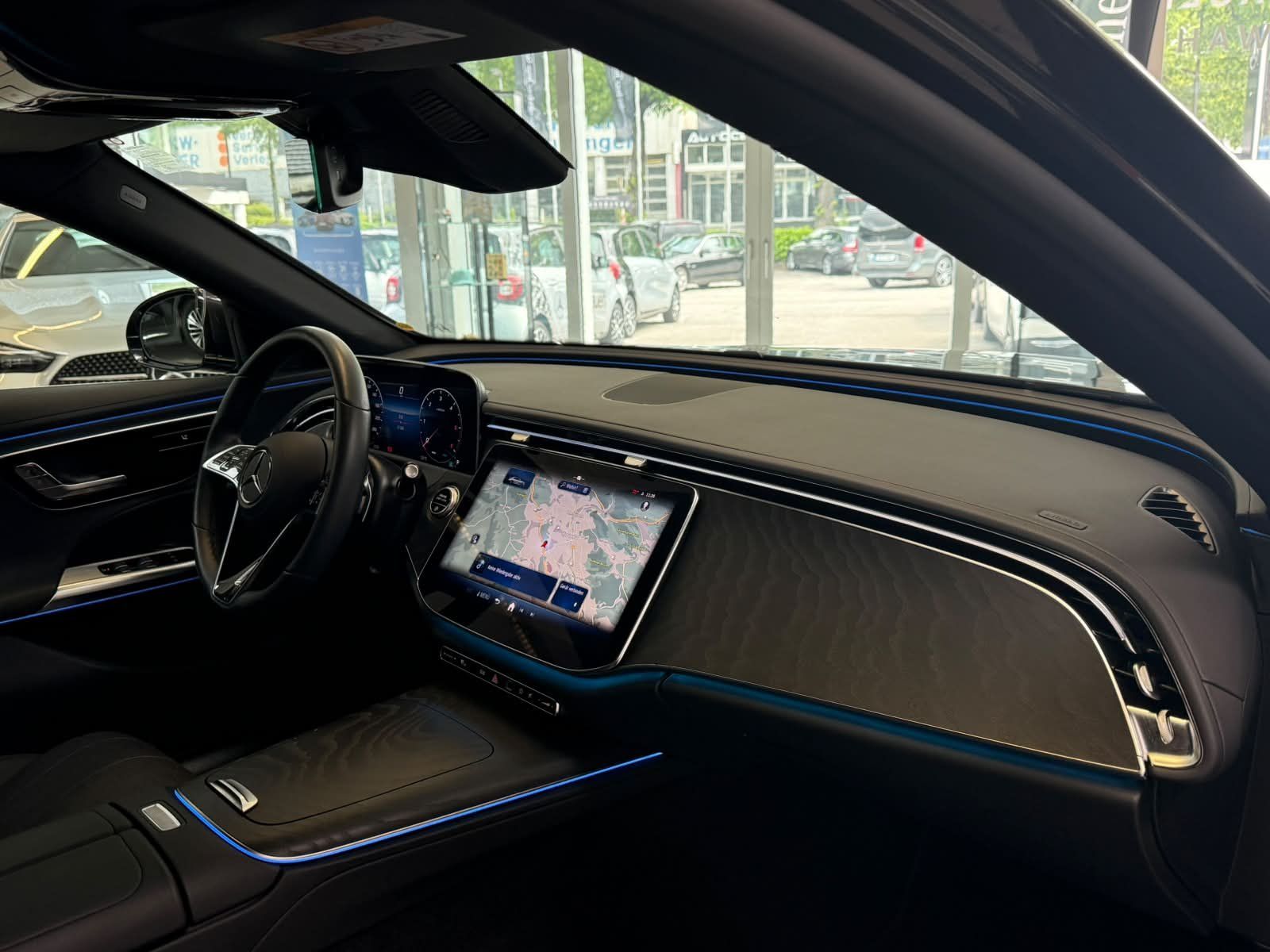 Fahrzeugabbildung Mercedes-Benz E220 d AVANTGARDE+DISTR+LED+KEYLESS+TOTW+CARPLAY