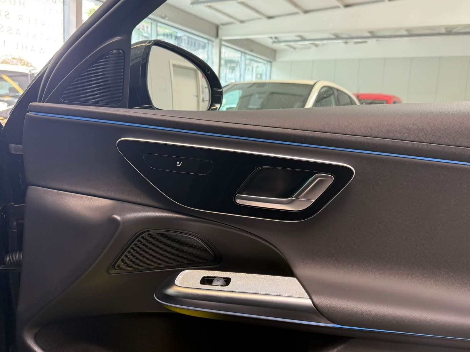 Fahrzeugabbildung Mercedes-Benz E220 d AVANTGARDE+DISTR+LED+KEYLESS+TOTW+CARPLAY