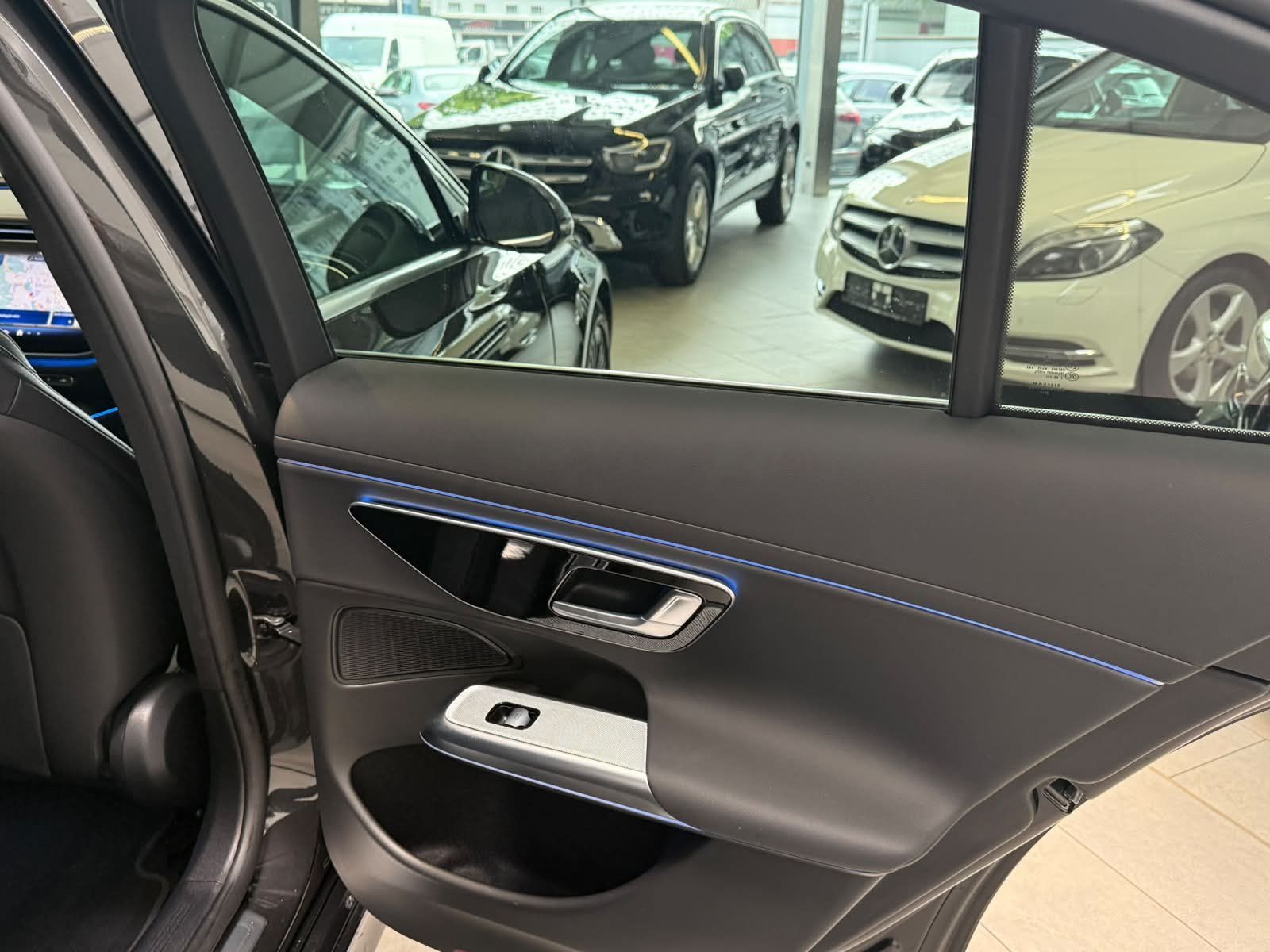 Fahrzeugabbildung Mercedes-Benz E220 d AVANTGARDE+DISTR+LED+KEYLESS+TOTW+CARPLAY
