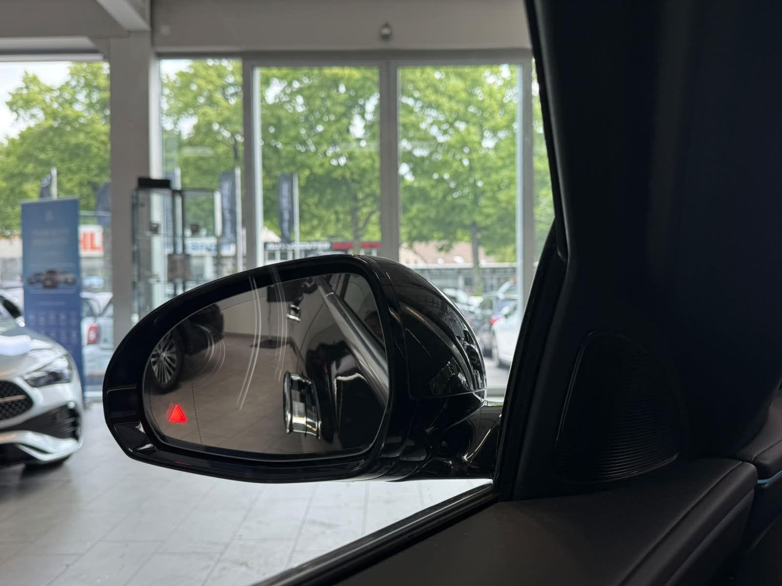 Fahrzeugabbildung Mercedes-Benz E220 d AVANTGARDE+DISTR+LED+KEYLESS+TOTW+CARPLAY