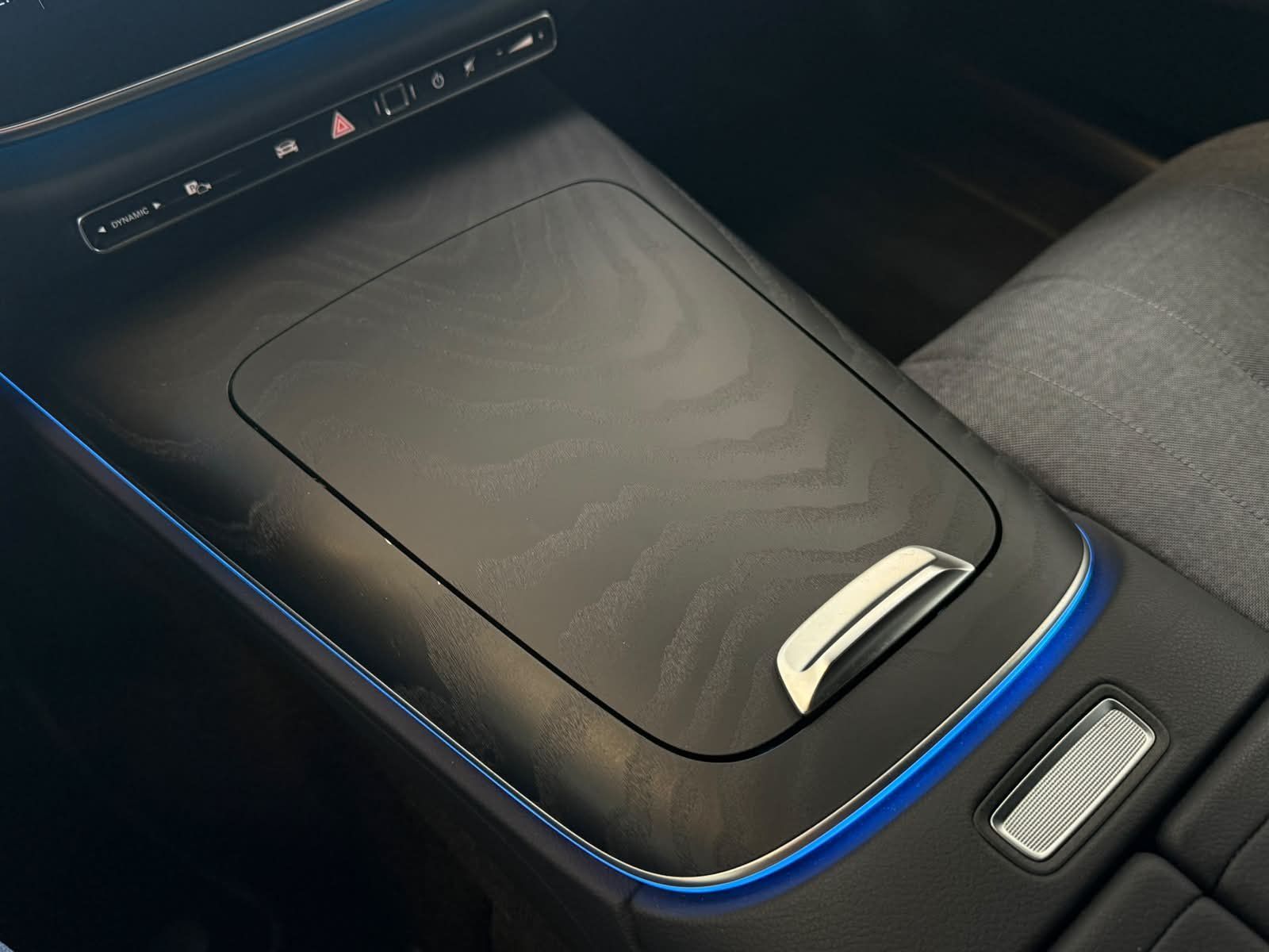 Fahrzeugabbildung Mercedes-Benz E220 d AVANTGARDE+DISTR+LED+KEYLESS+TOTW+CARPLAY