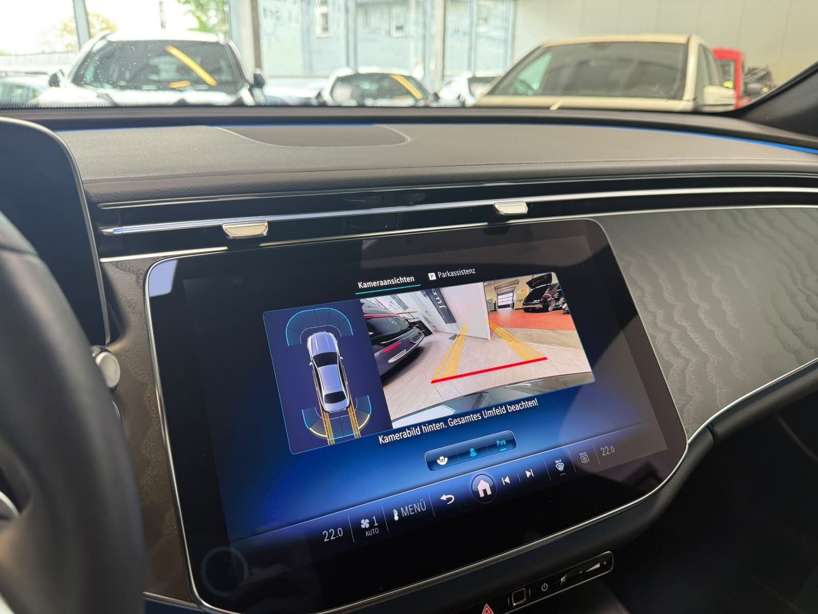 Fahrzeugabbildung Mercedes-Benz E220 d AVANTGARDE+DISTR+LED+KEYLESS+TOTW+CARPLAY