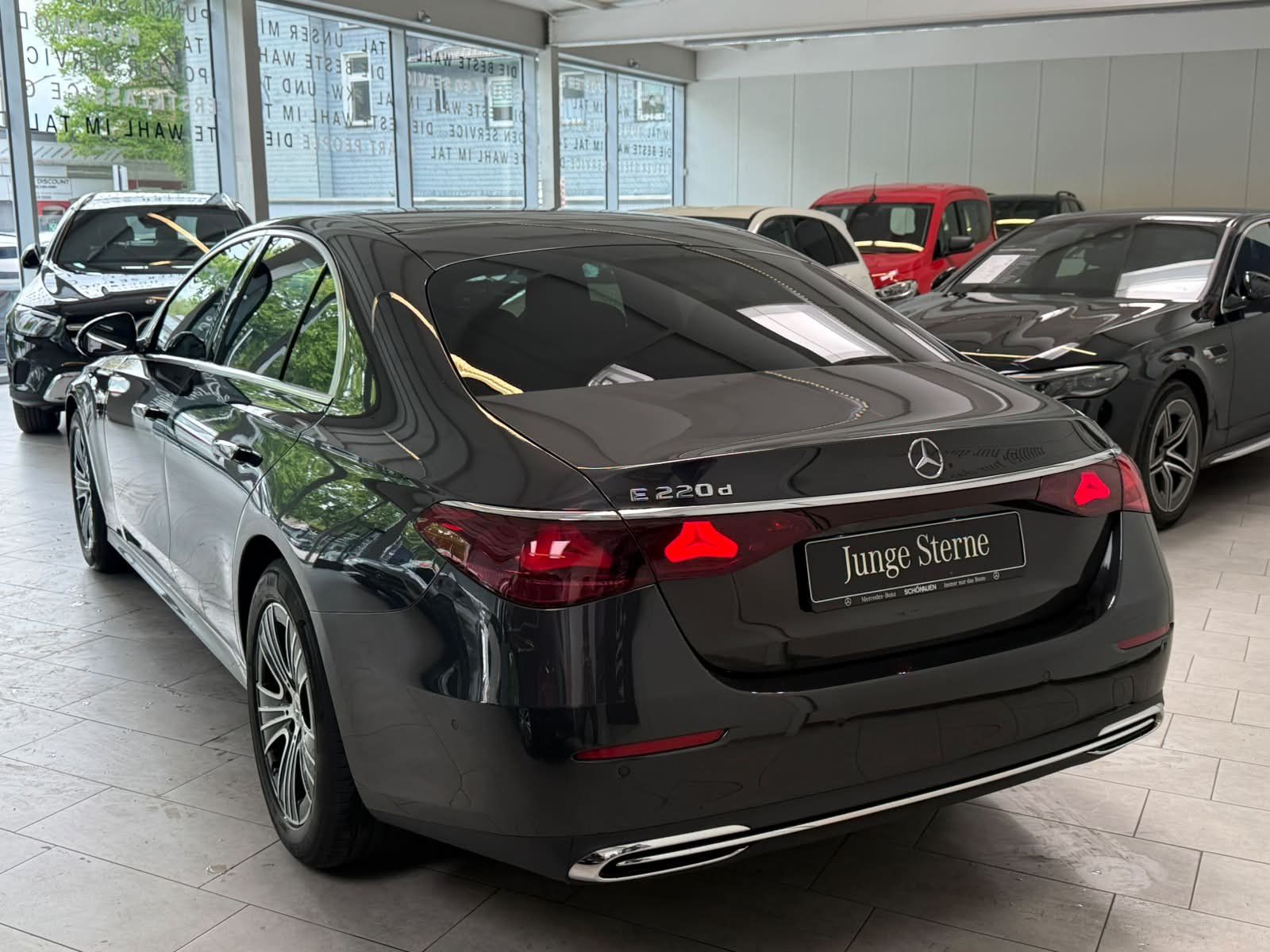 Fahrzeugabbildung Mercedes-Benz E220 d AVANTGARDE+DISTR+LED+KEYLESS+TOTW+CARPLAY