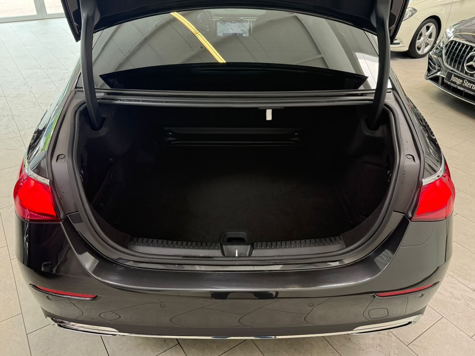 Fahrzeugabbildung Mercedes-Benz E220 d AVANTGARDE+DISTR+LED+KEYLESS+TOTW+CARPLAY