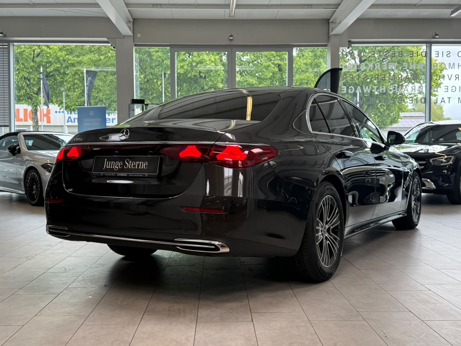 Fahrzeugabbildung Mercedes-Benz E220 d AVANTGARDE+DISTR+LED+KEYLESS+TOTW+CARPLAY
