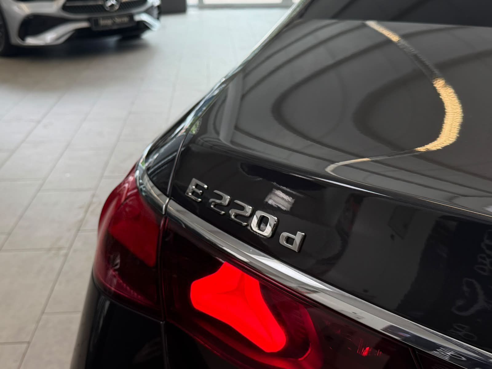 Fahrzeugabbildung Mercedes-Benz E220 d AVANTGARDE+DISTR+LED+KEYLESS+TOTW+CARPLAY
