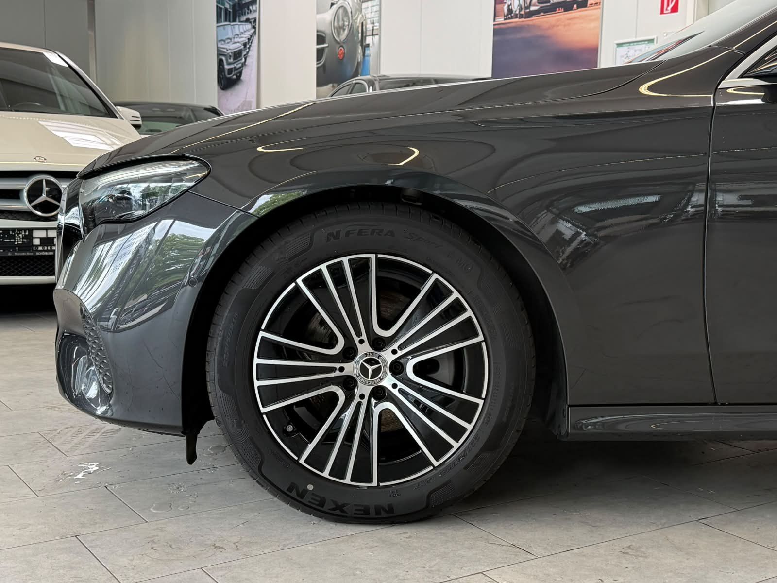 Fahrzeugabbildung Mercedes-Benz E220 d AVANTGARDE+DISTR+LED+KEYLESS+TOTW+CARPLAY