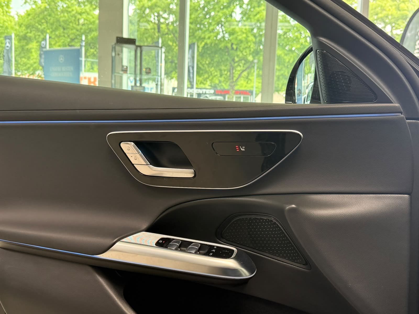 Fahrzeugabbildung Mercedes-Benz E220 d AVANTGARDE+DISTR+LED+KEYLESS+TOTW+CARPLAY